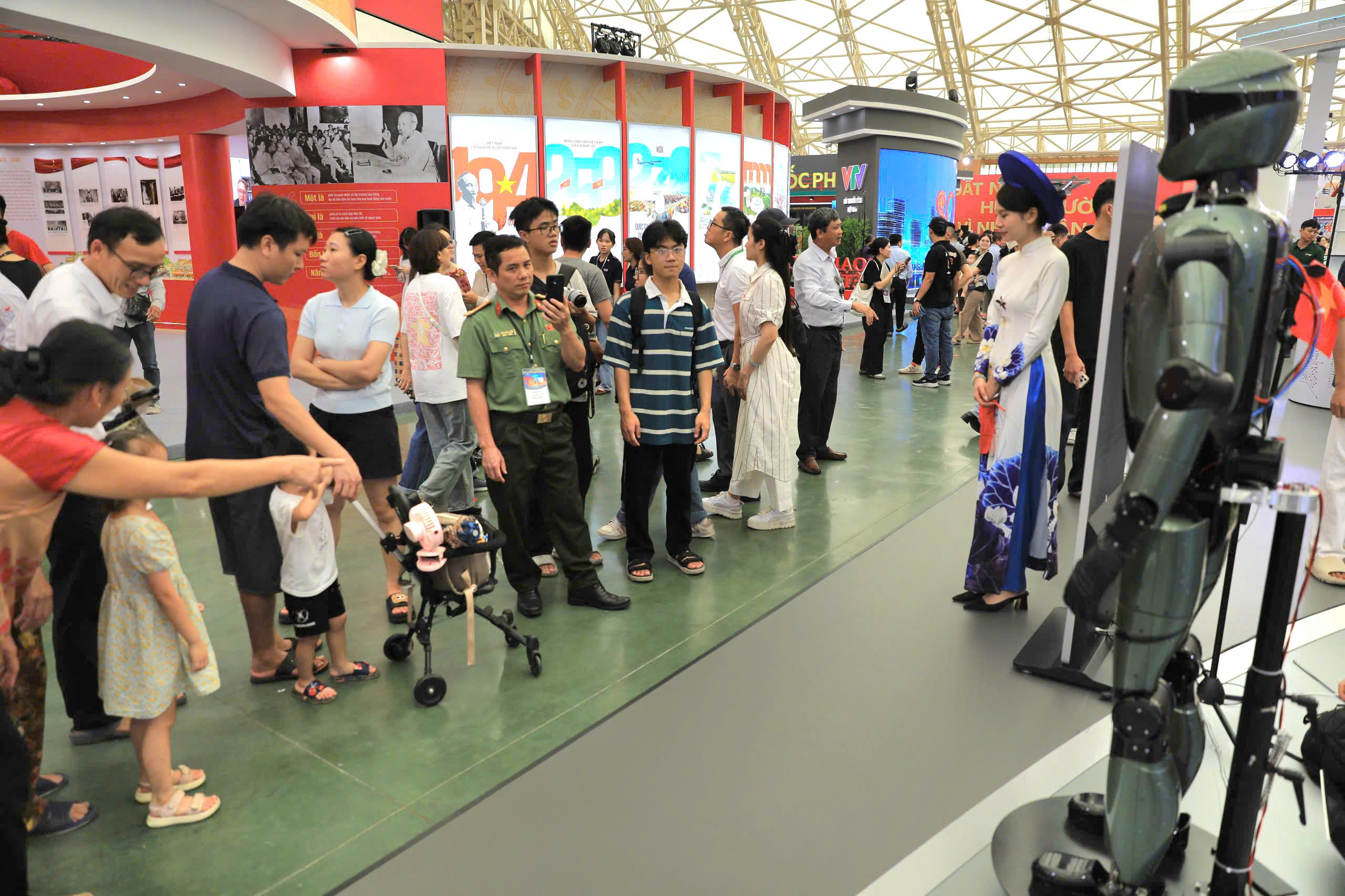 Tisíce lidí z celé země se hrnuly na výstavu „80 let cesty nezávislosti – svobody – štěstí“ – foto 11