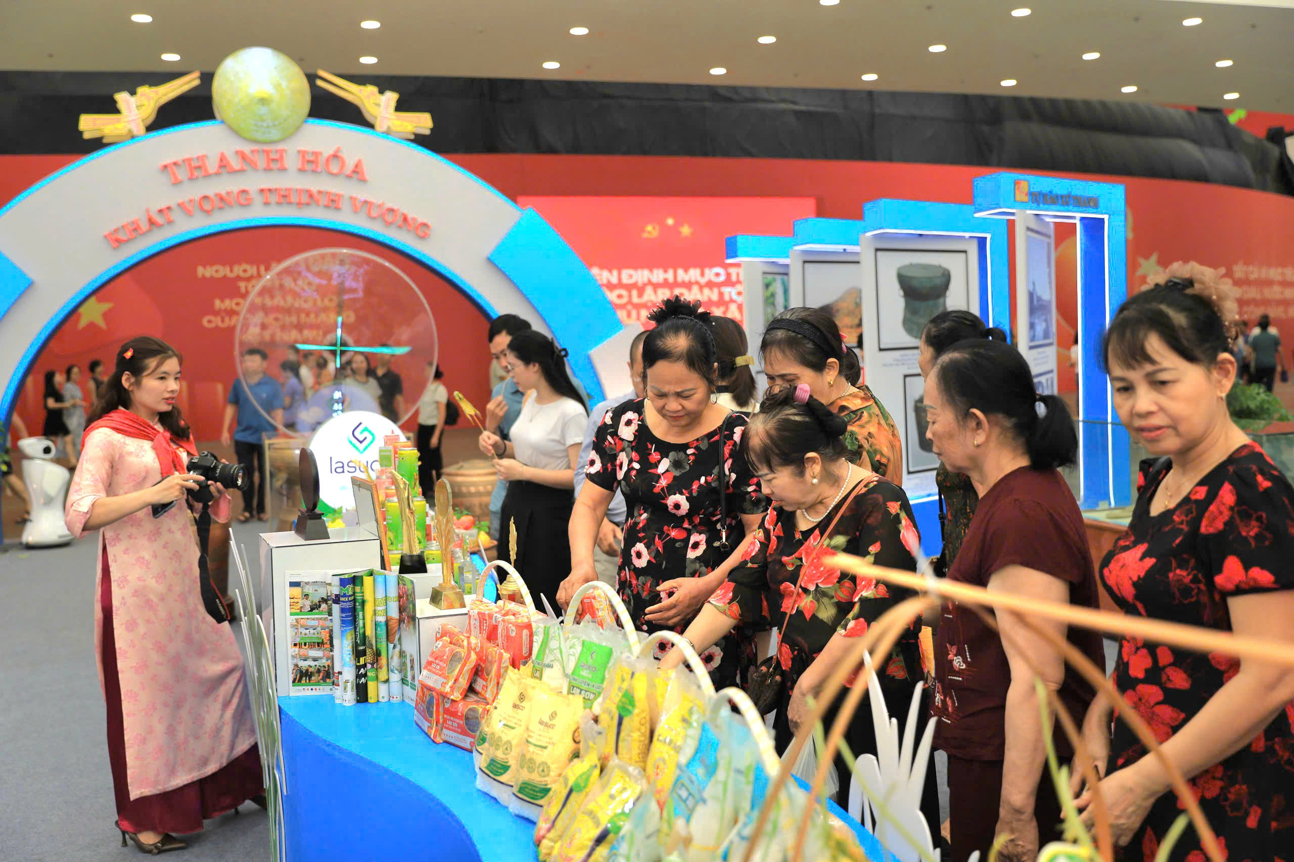 Tisíce lidí z celé země se hrnuly na výstavu „80 let cesty nezávislosti – svobody – štěstí“ – foto 10