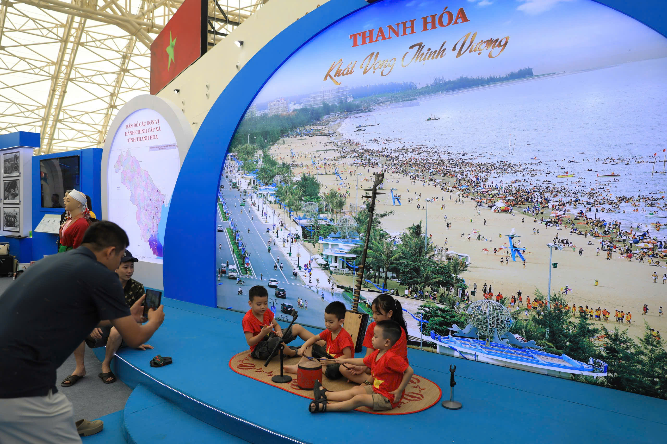 Tisíce lidí z celé země se hrnuly na výstavu „80 let cesty nezávislosti – svobody – štěstí“ – foto 4