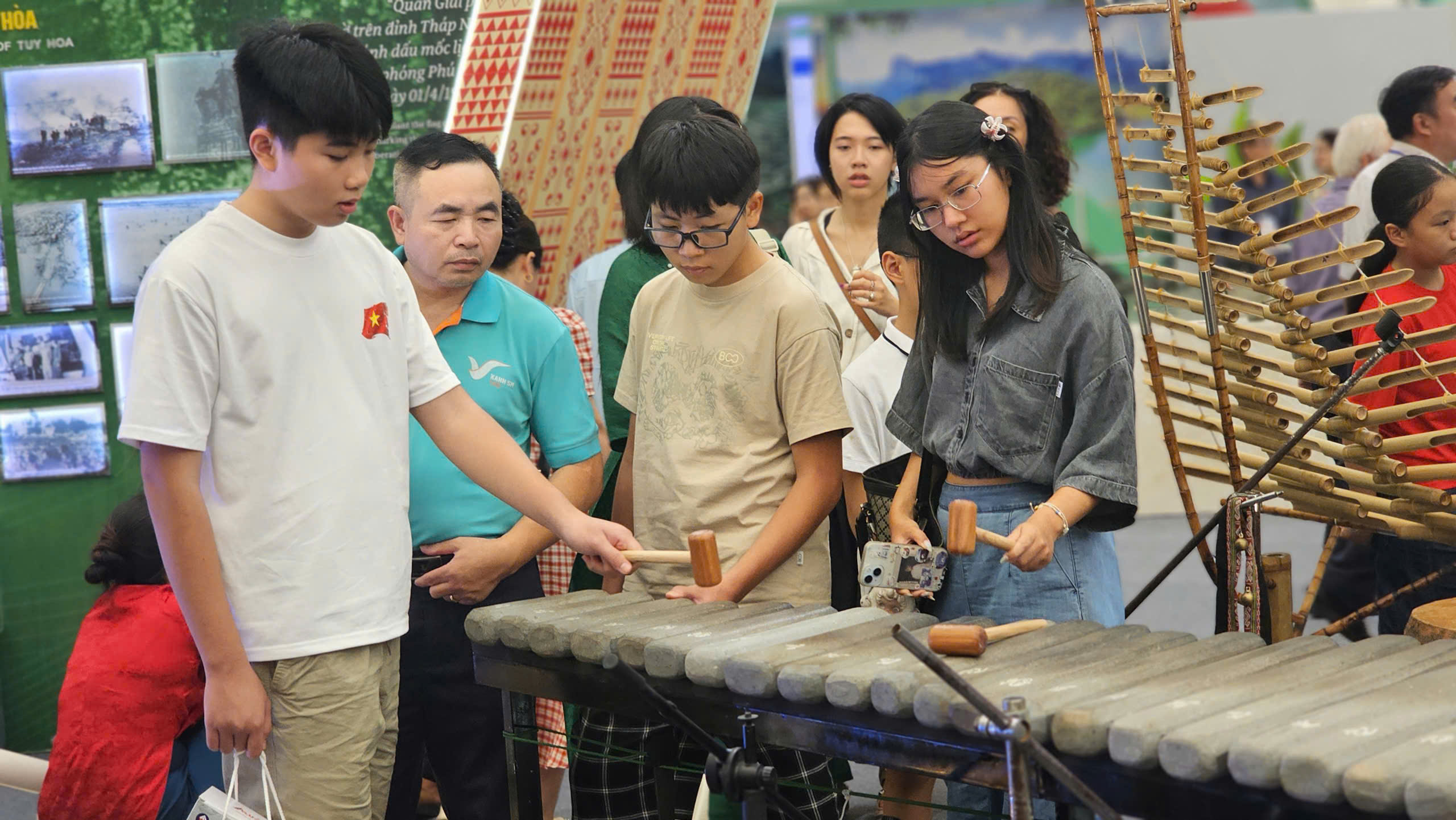 Tisíce lidí z celé země se hrnuly na výstavu „80 let cesty nezávislosti – svobody – štěstí“ – foto 7