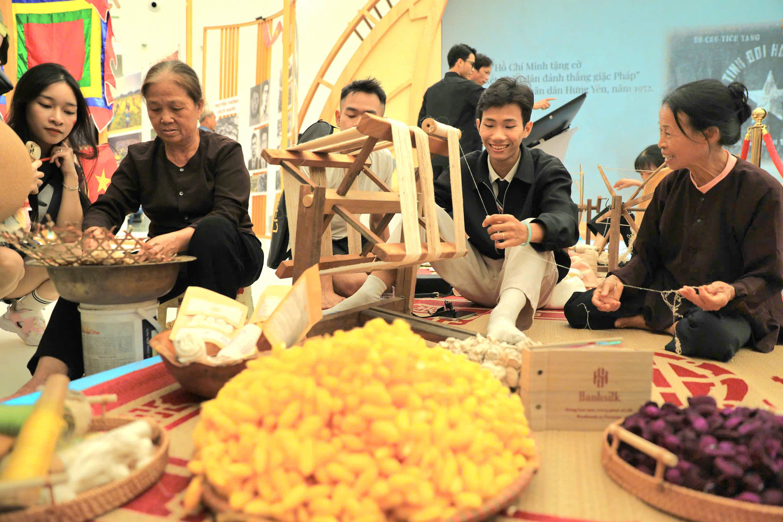 Tisíce lidí z celé země se hrnuly na výstavu „80 let cesty nezávislosti – svobody – štěstí“ – foto 6