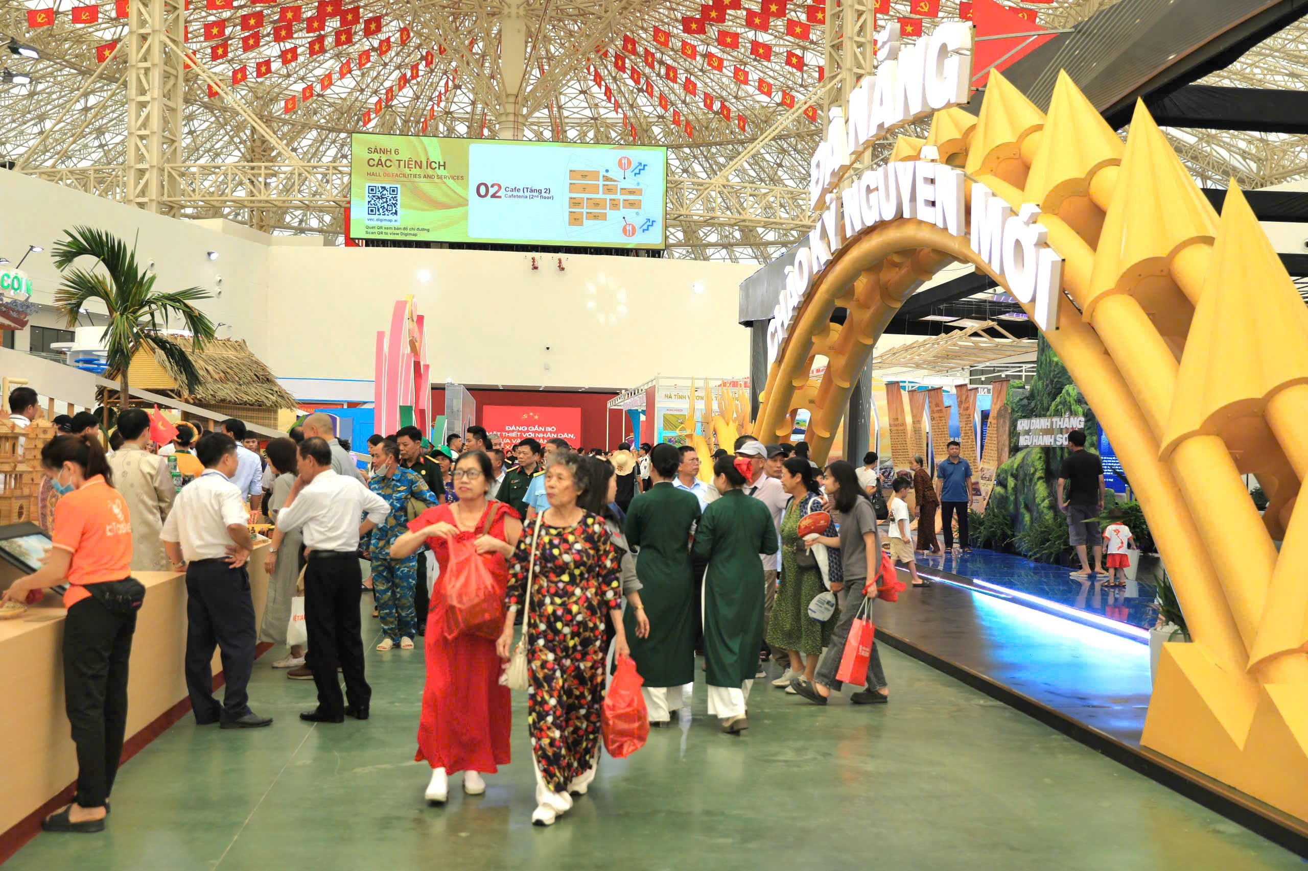 Tisíce lidí z celé země se hrnuly na výstavu „80 let cesty nezávislosti – svobody – štěstí“ – foto 5