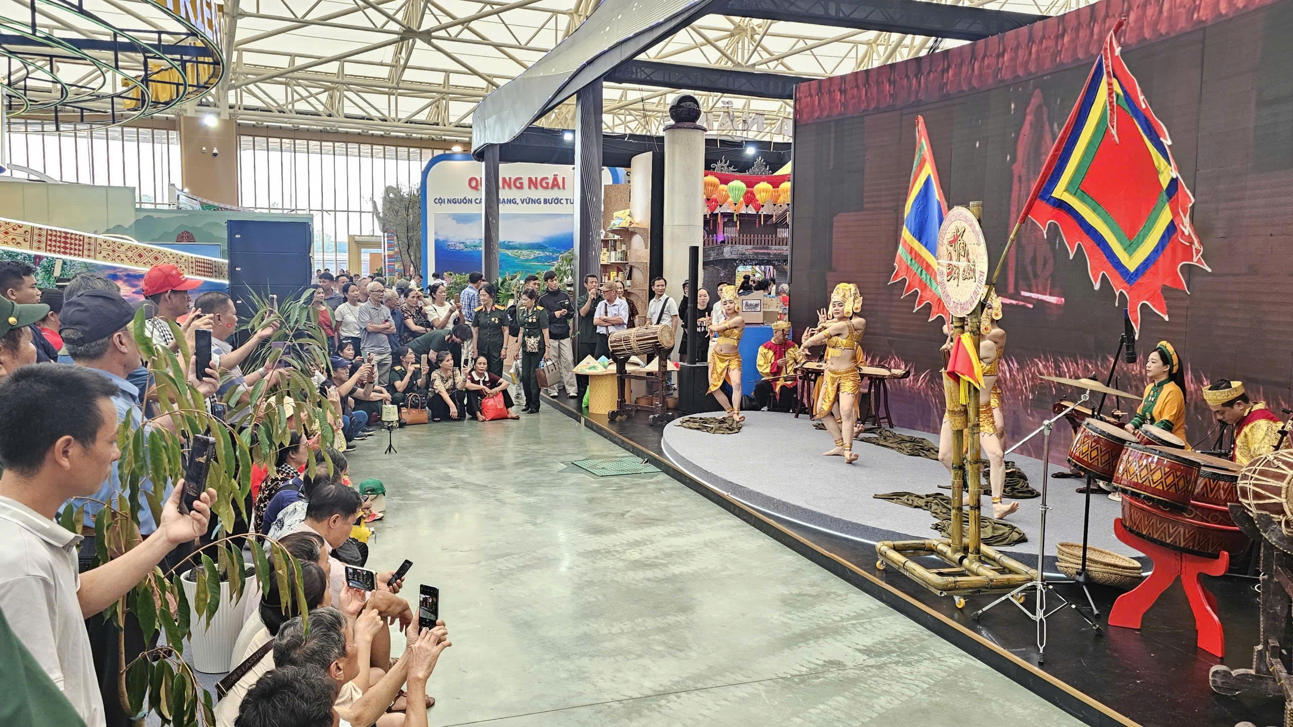 Tisíce lidí z celé země se hrnuly na výstavu „80 let cesty nezávislosti – svobody – štěstí“ – foto 3