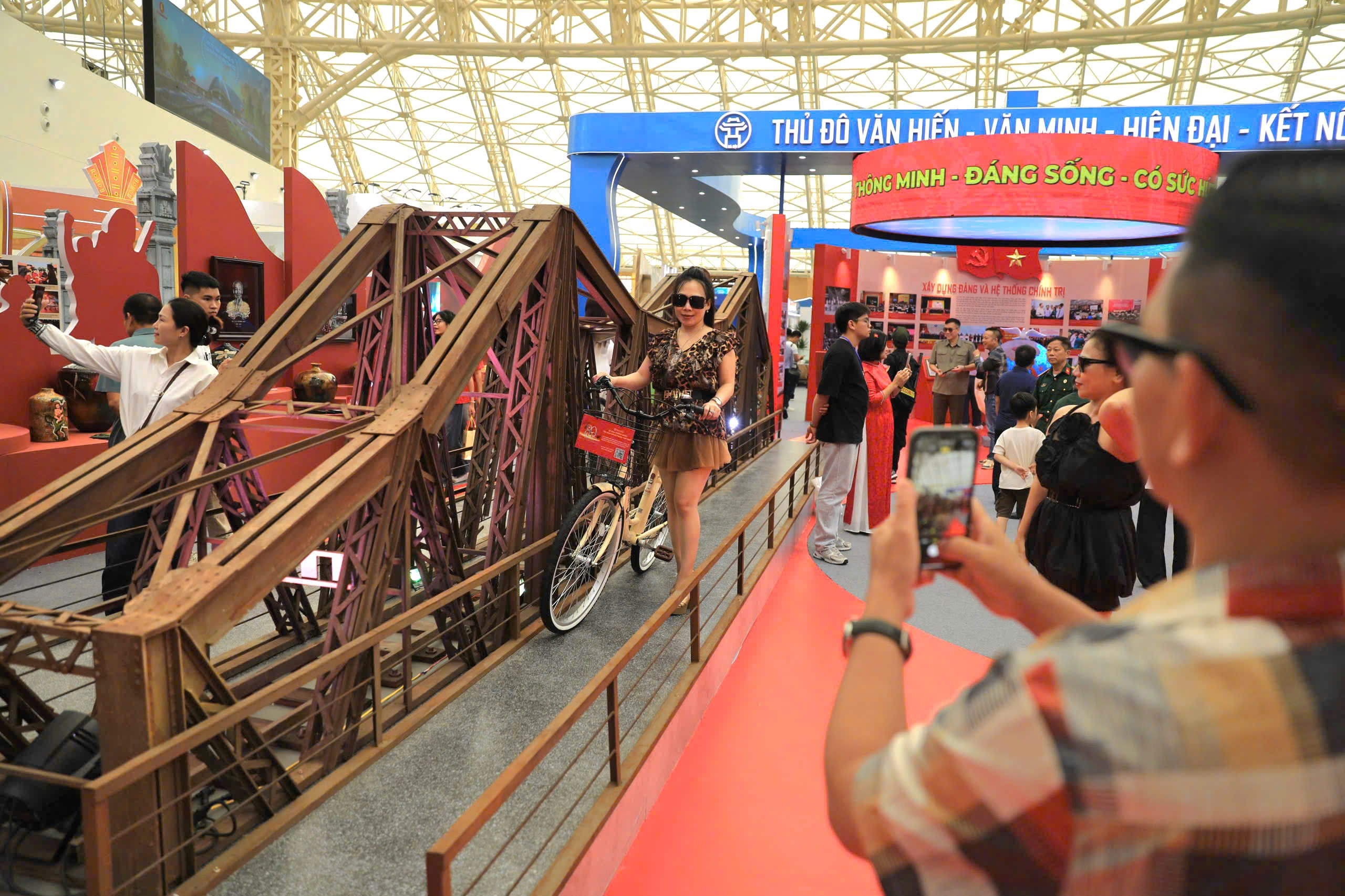 Tisíce lidí z celé země se hrnuly na výstavu „80 let cesty nezávislosti – svobody – štěstí“ – foto 13