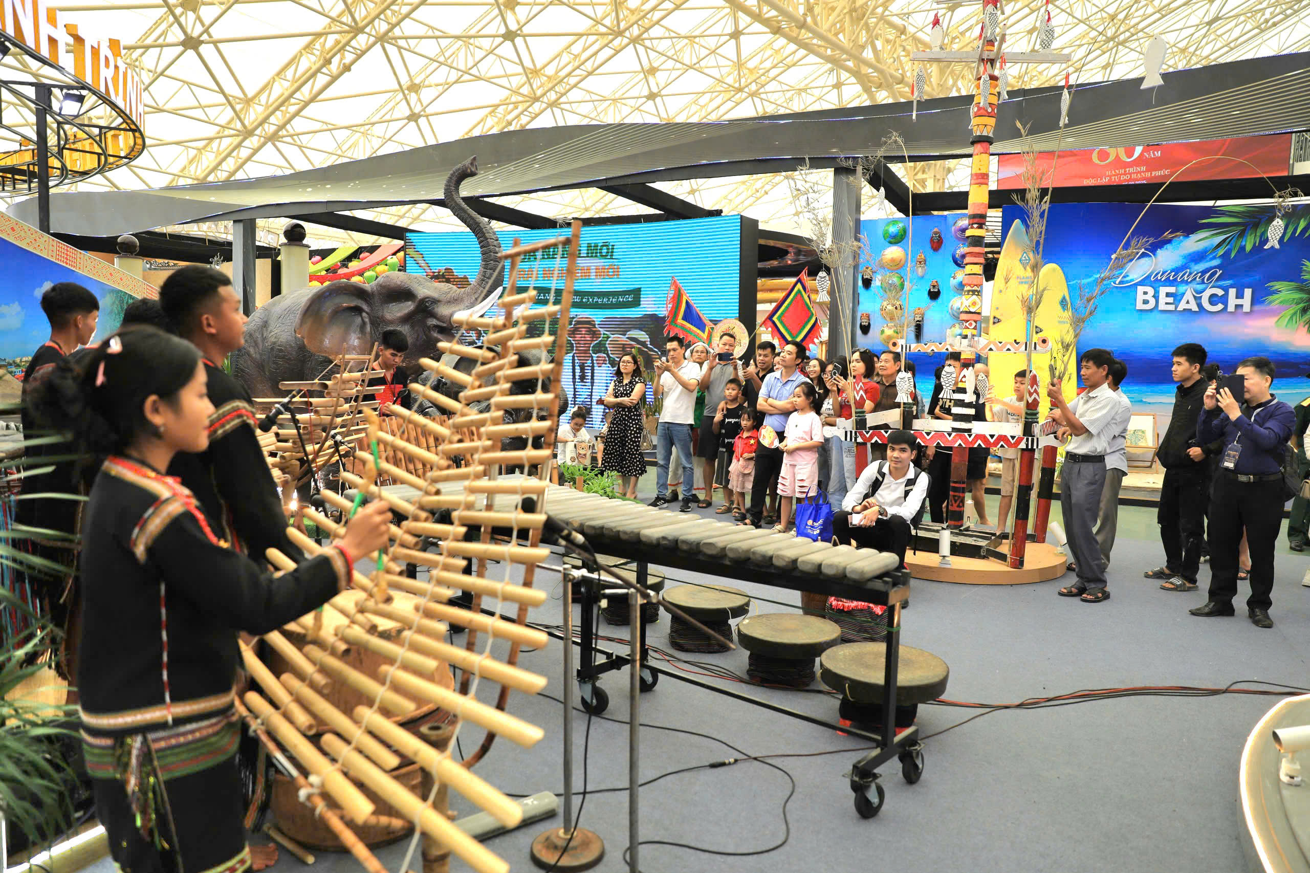 Tisíce lidí z celé země se hrnuly na výstavu „80 let cesty nezávislosti – svobody – štěstí“ – foto 2