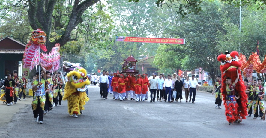 ภาพที่ 1 การเดินทางไปเมืองซวนลาบเพื่อร่วมงานเทศกาลวัดกษัตริย์เล่อ