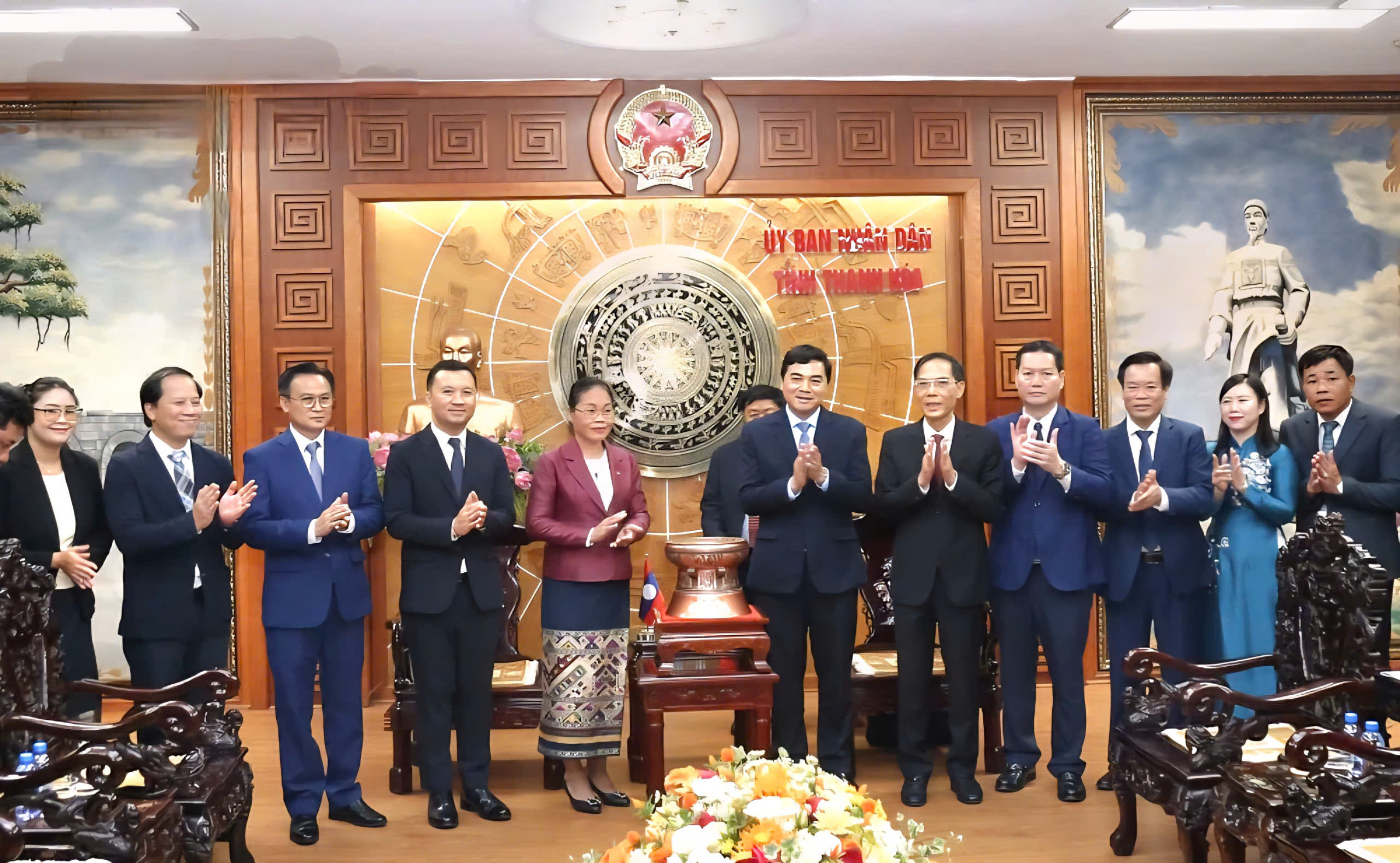 Thanh Hoa ស្វាគមន៍ក្រុមសិល្បៈឡាវក្នុង