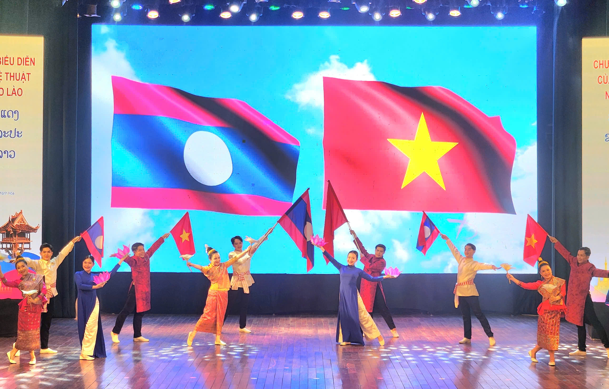 សាមគ្គីភាពវៀតណាម-ឡាវក្នុងរាត្រីសិល្បៈពិសេសនៅ Thanh Hoa - រូបថត ១