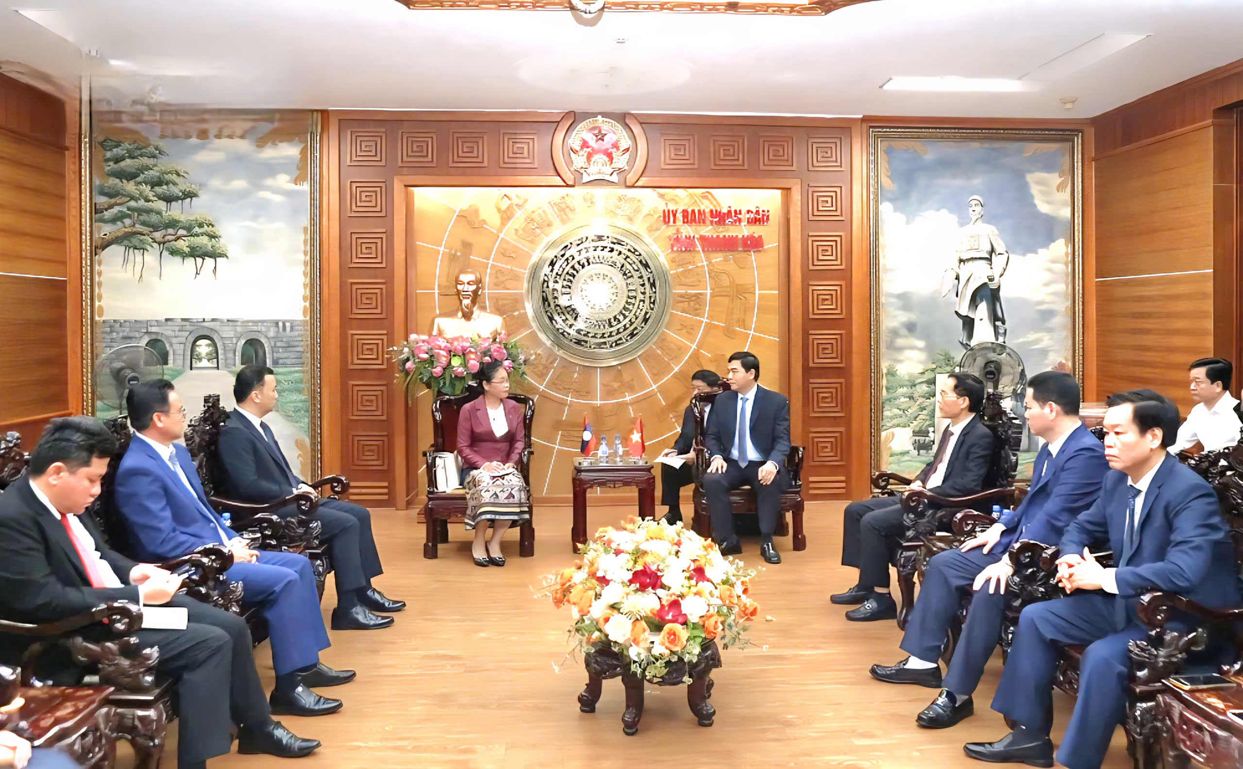 Thanh Hoa ស្វាគមន៍ក្រុមសិល្បៈឡាវក្នុង