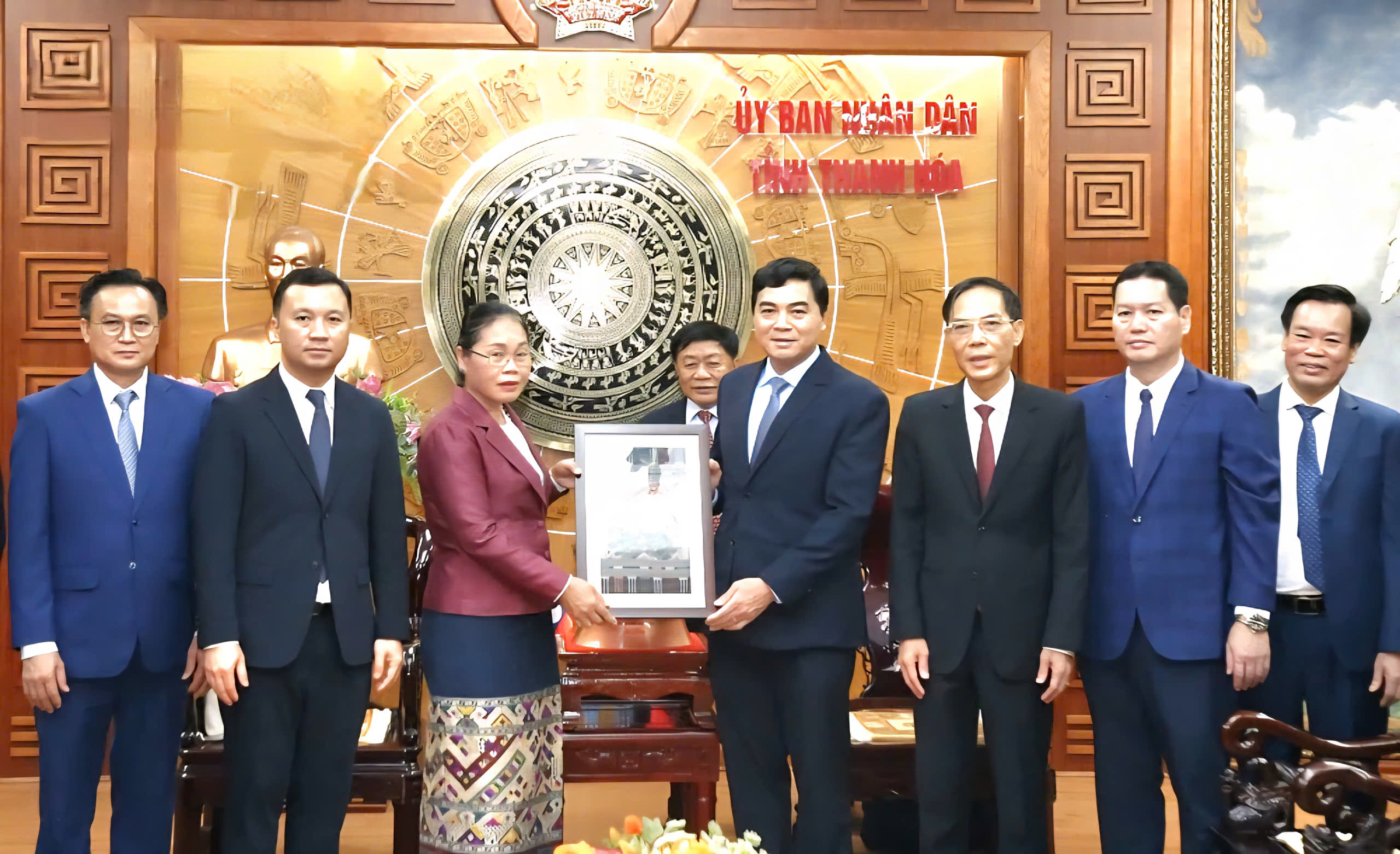 Thanh Hoa ស្វាគមន៍ក្រុមសិល្បៈឡាវក្នុង