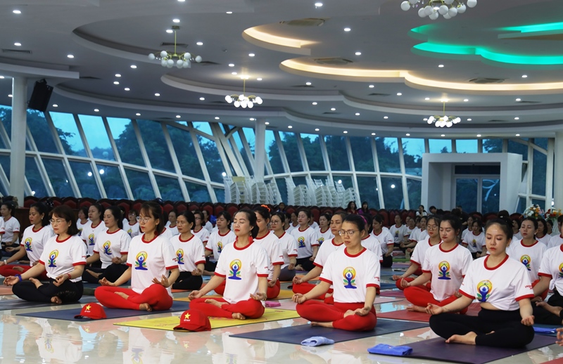 ディエンビエン2025国際ヨガデーには約300人が参加しました - 写真1