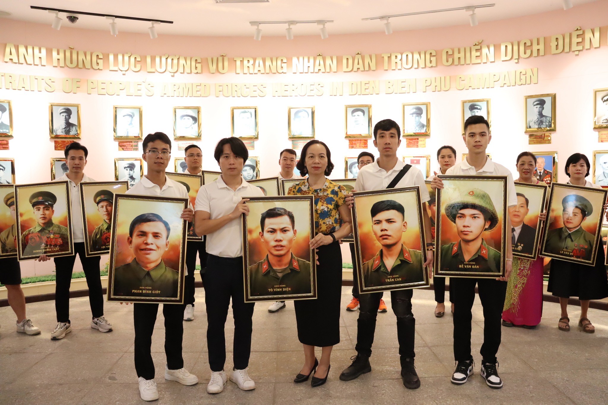 ការតាំងពិព័រណ៌រូបភាពវីរបុរសនៃកងកម្លាំងប្រដាប់អាវុធប្រជាជនក្នុងយុទ្ធនាការ Dien Bien Phu - រូបថតទី 2