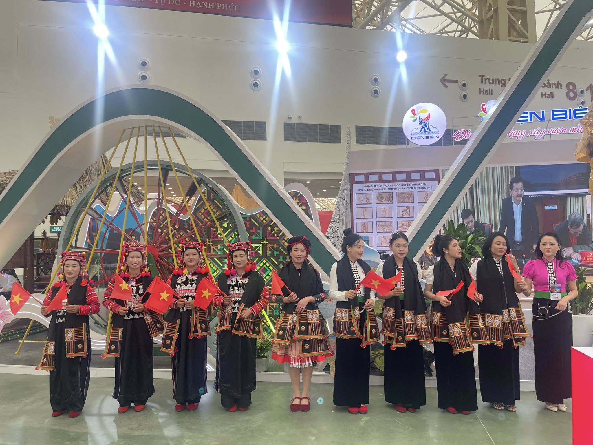 Warna-warni Dien Bien di Pameran Prestasi Nasional menarik wisatawan - foto 2