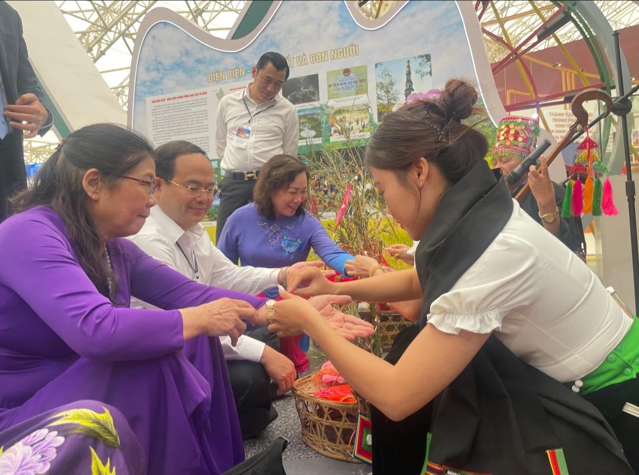 Warna-warni Dien Bien di Pameran Prestasi Nasional menarik wisatawan - foto 14