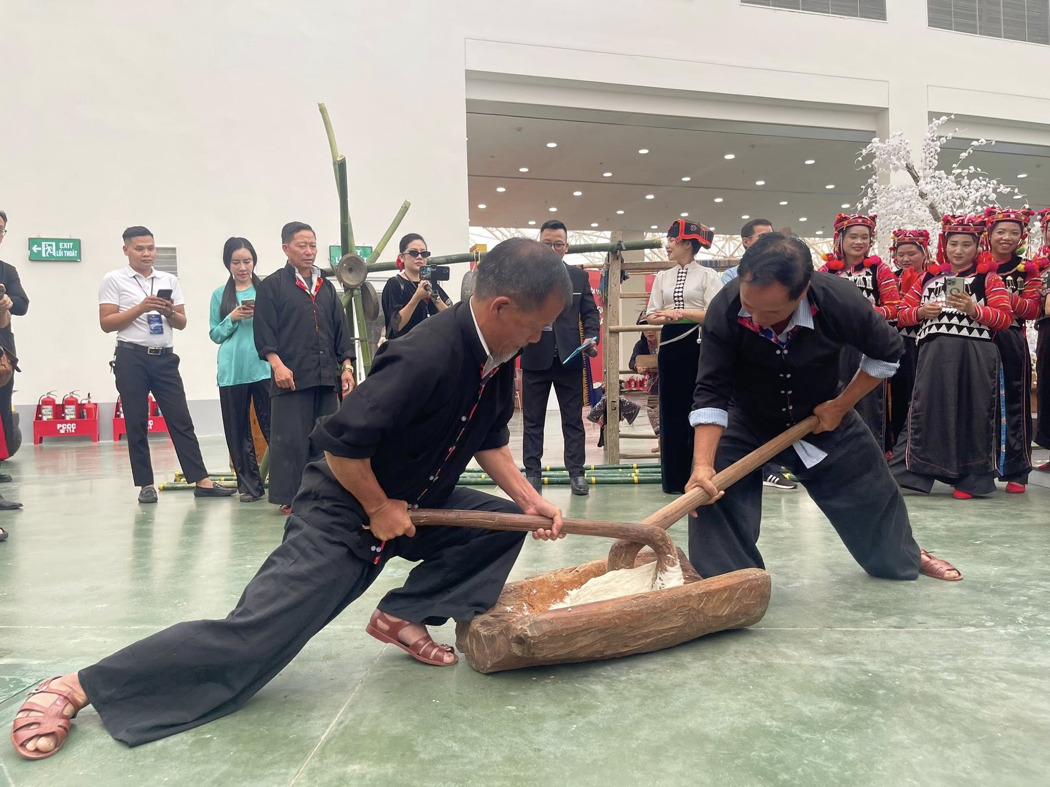 Warna-warni Dien Bien di Pameran Prestasi Nasional menarik wisatawan - foto 10