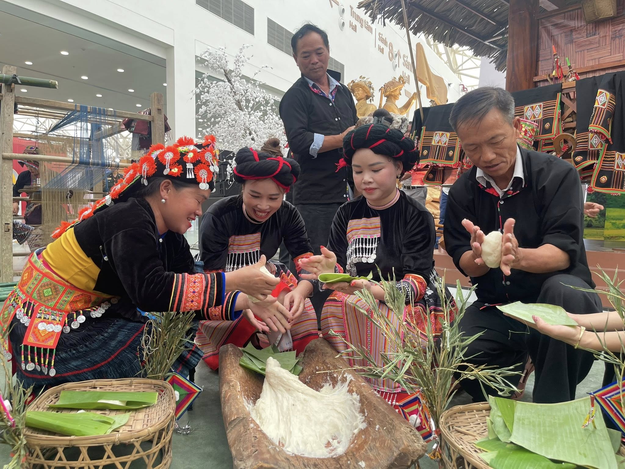 Warna-warna Dien Bien di Pameran Prestasi Nasional menarik wisatawan - foto 11