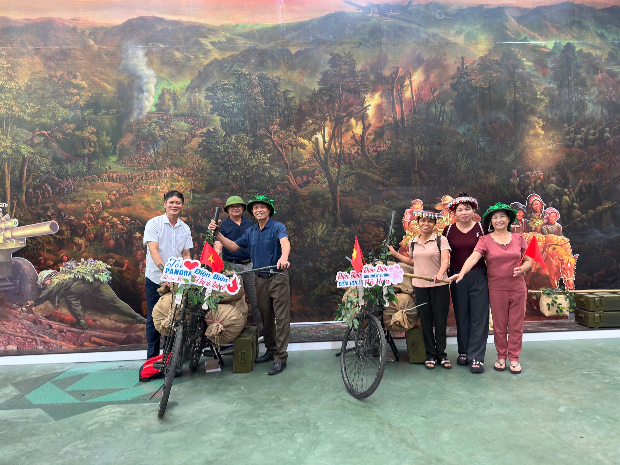 Warna-warni Dien Bien di Pameran Prestasi Nasional menarik wisatawan - foto 5