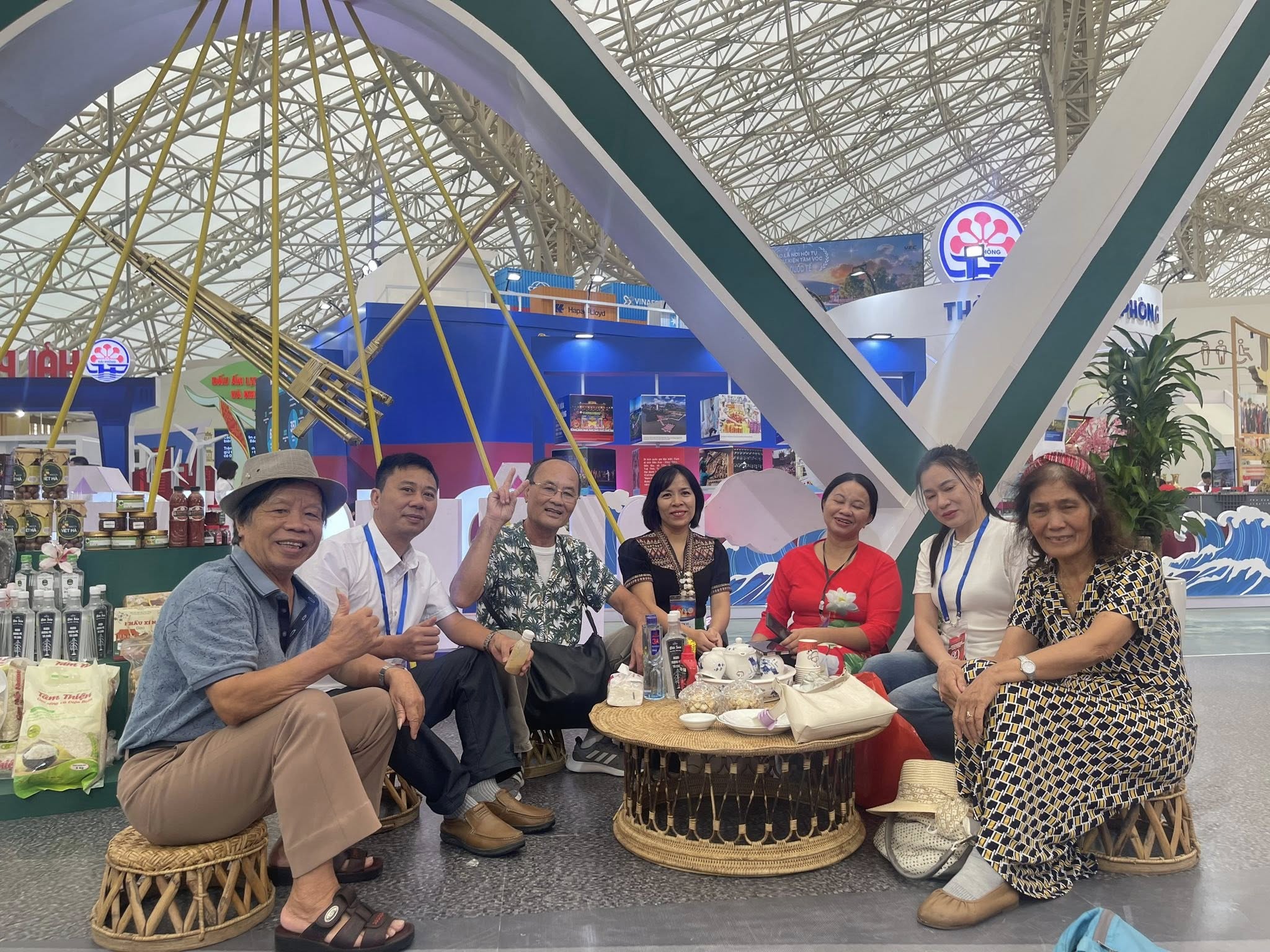 Warna-warni Dien Bien di Pameran Prestasi Nasional menarik wisatawan - foto 15