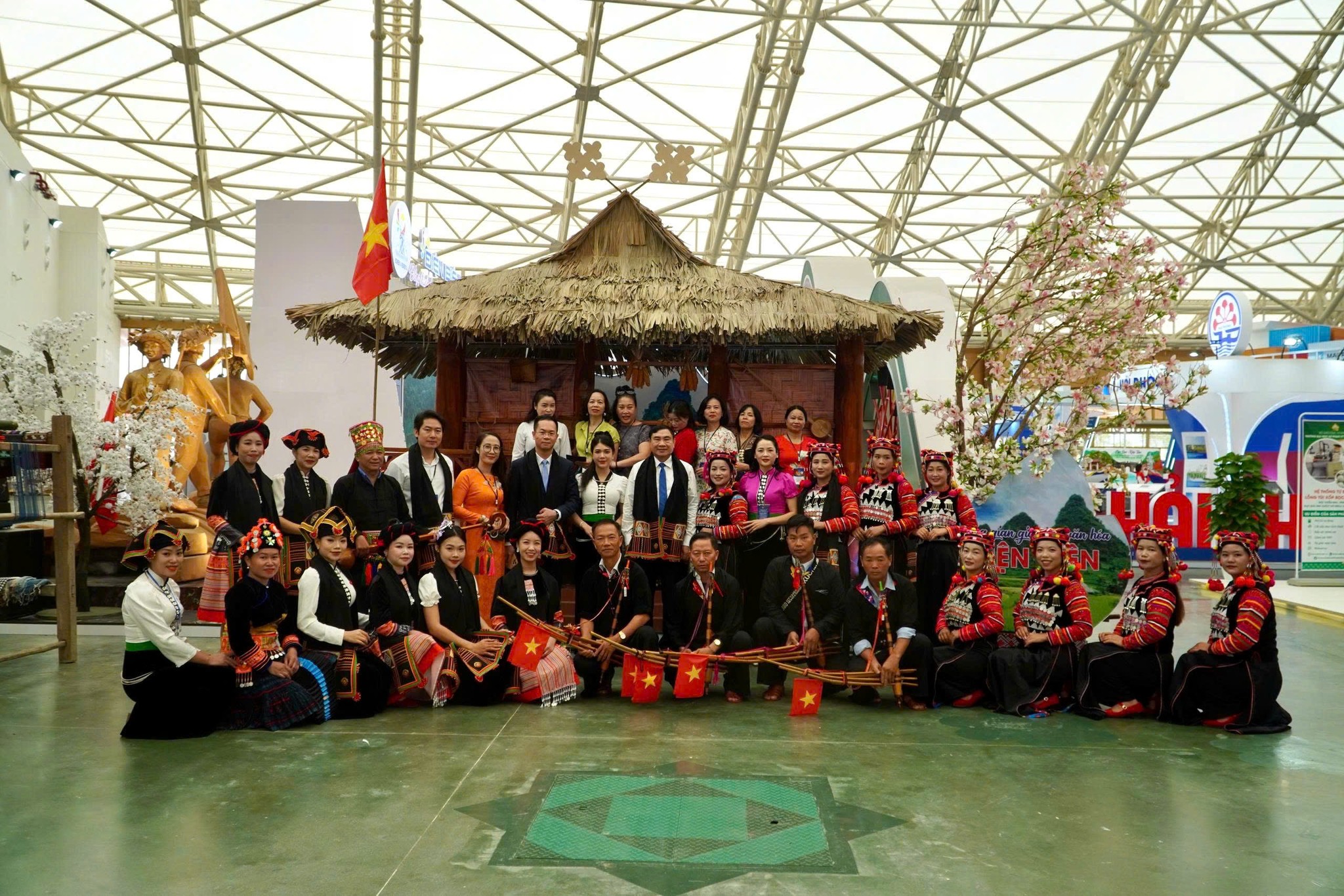 Warna-warna Dien Bien di Pameran Prestasi Nasional menarik wisatawan - foto 1
