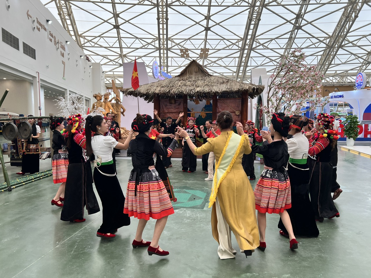 Warna-warni Dien Bien di Pameran Prestasi Nasional menarik wisatawan - foto 16