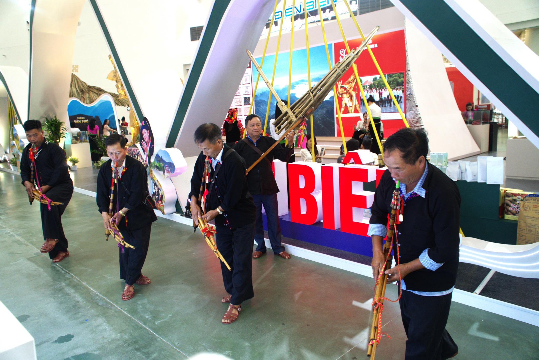 Warna-warni Dien Bien di Pameran Prestasi Nasional menarik wisatawan - foto 12