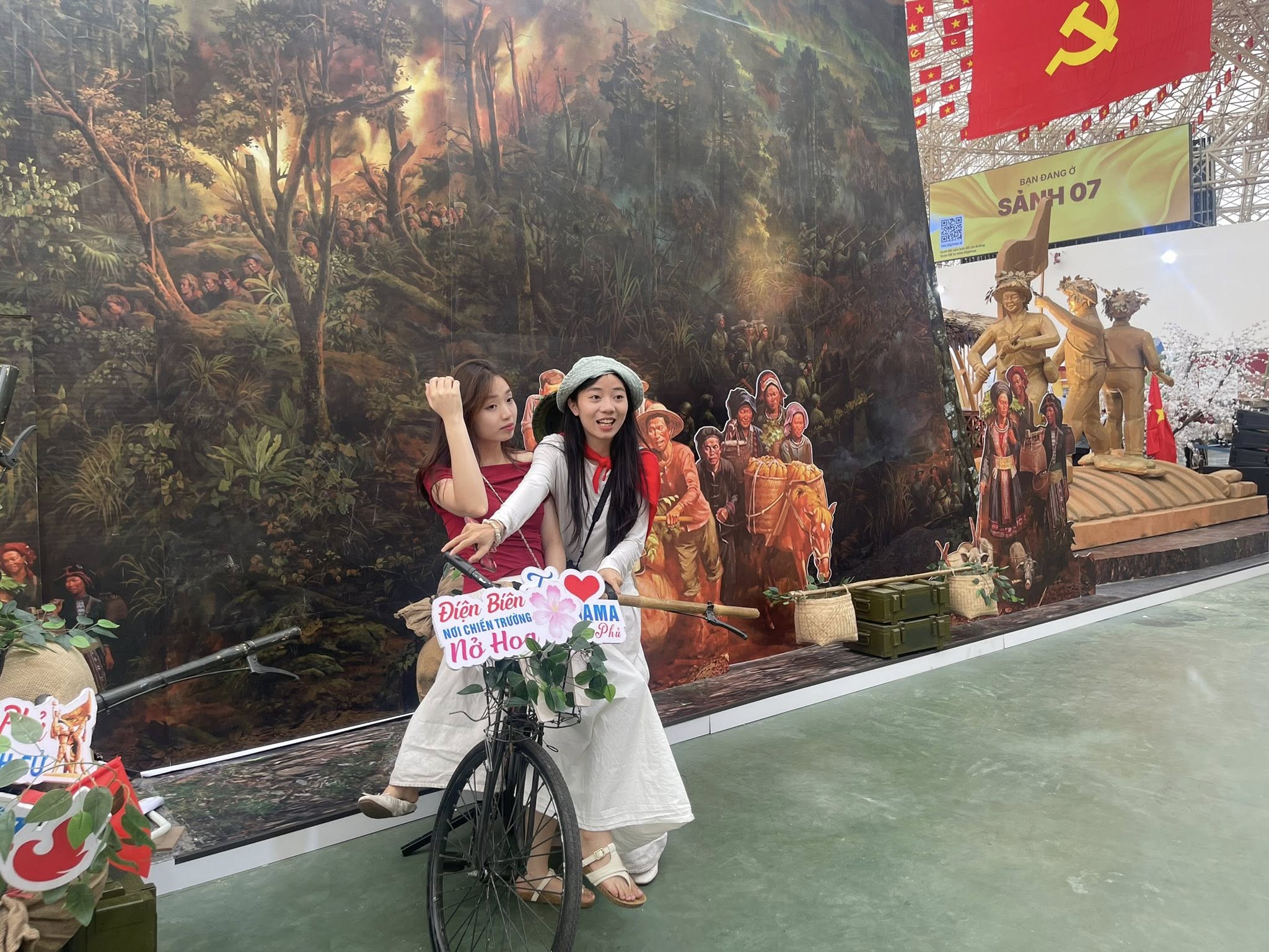 Warna-warni Dien Bien di Pameran Prestasi Nasional menarik wisatawan - foto 6