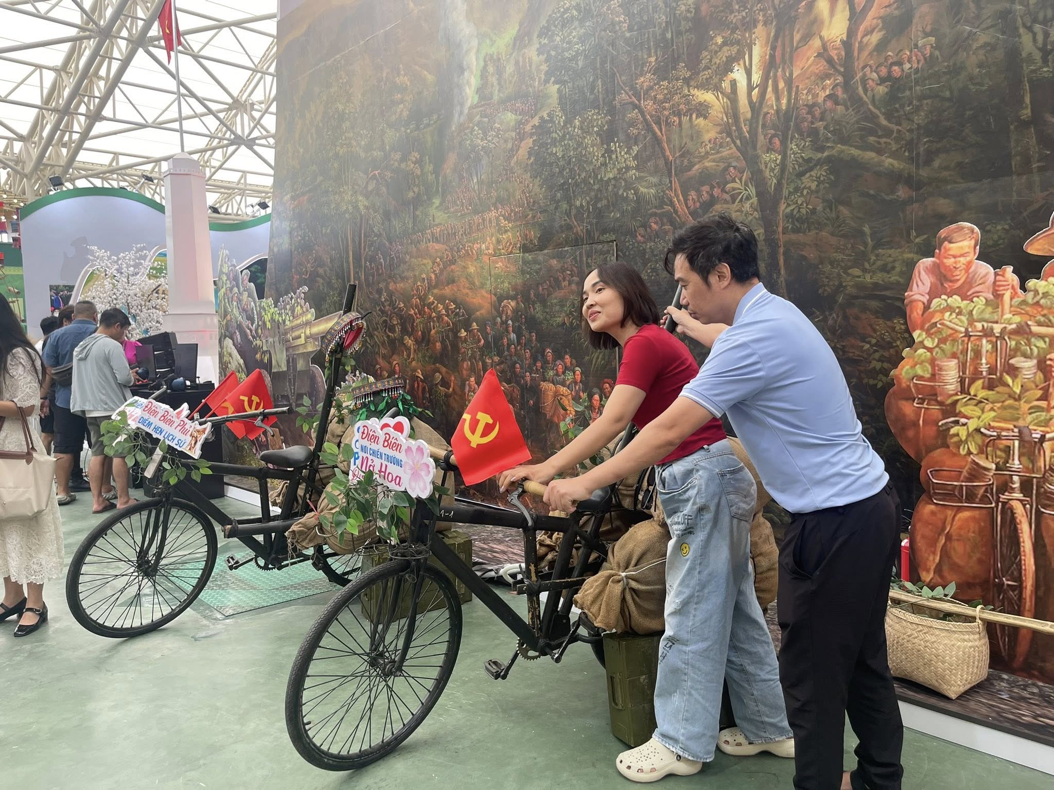 Warna-warni Dien Bien di Pameran Prestasi Nasional menarik wisatawan - foto 7