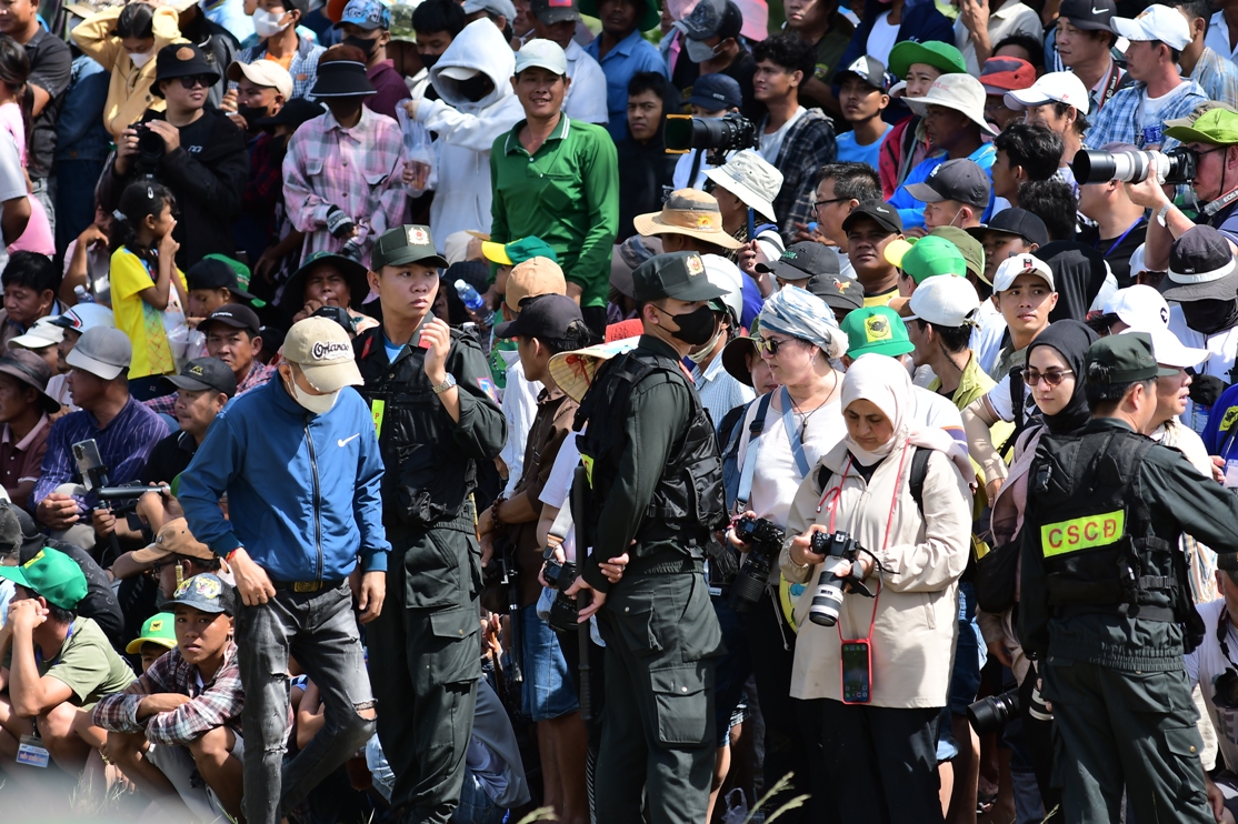 អ្នកទេសចរសម្រុកទៅតំបន់ Bay Nui នៃខេត្ត An Giang ដើម្បីទស្សនាពិធីបុណ្យប្រណាំងគោប្រពៃណី - រូបថត 3