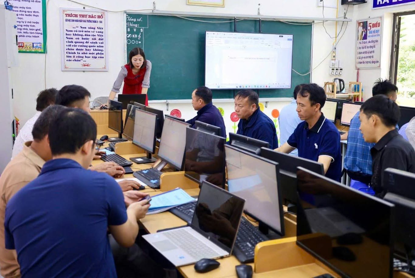 Tuyên Quang: Cán bộ thôn, bản là “hạt nhân” chuyển đổi số ở cơ sở - ảnh 1