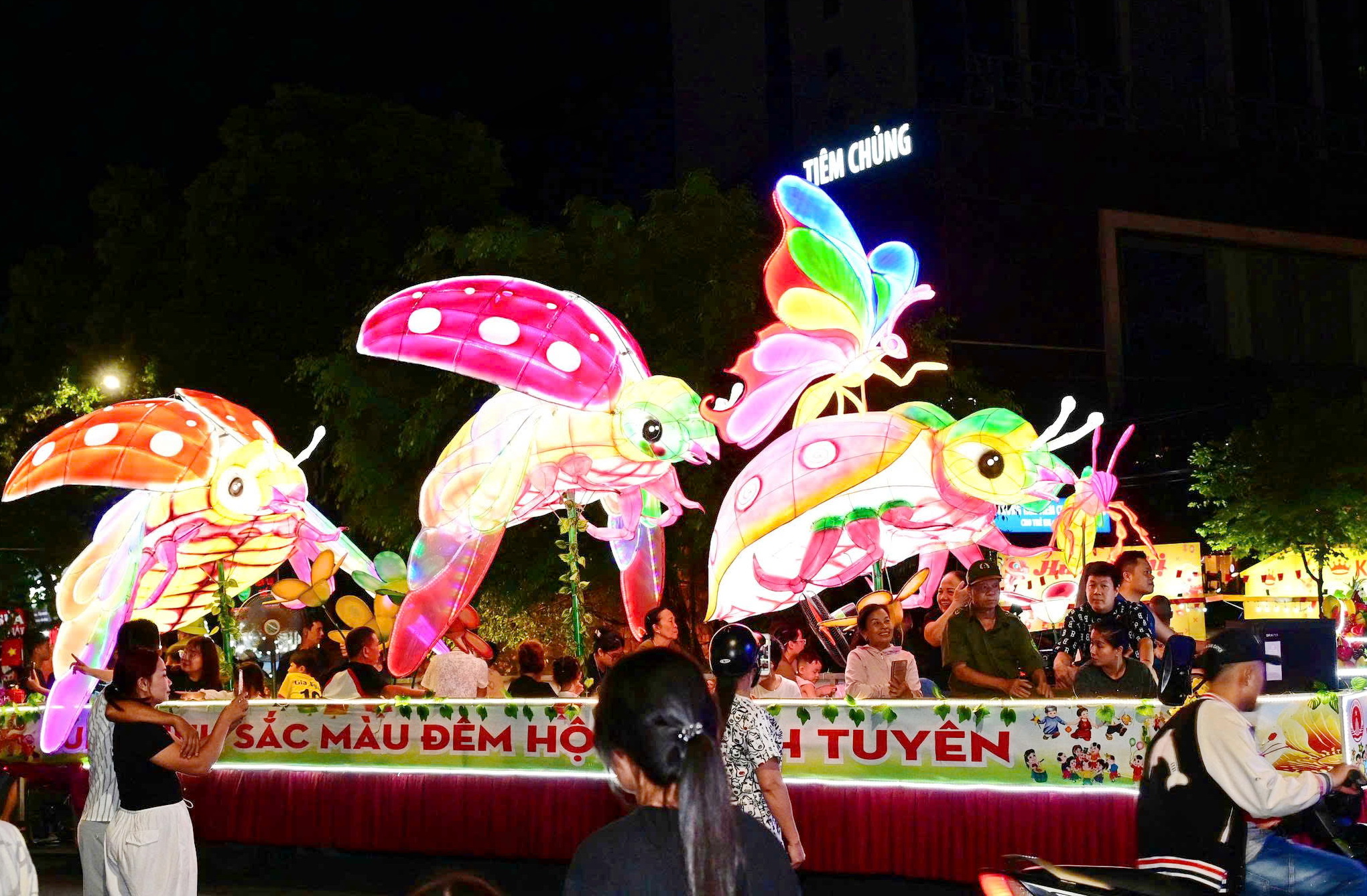 Desfile de lanternas gigantes do Festival do Meio Outono para celebrar o Dia Nacional, 2 de setembro - foto 4