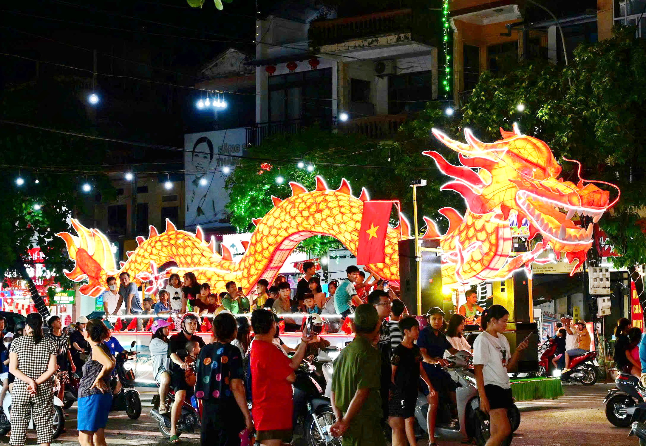 Desfile gigante de lanternas do Festival do Meio Outono para celebrar o Dia Nacional, 2 de setembro - foto 5