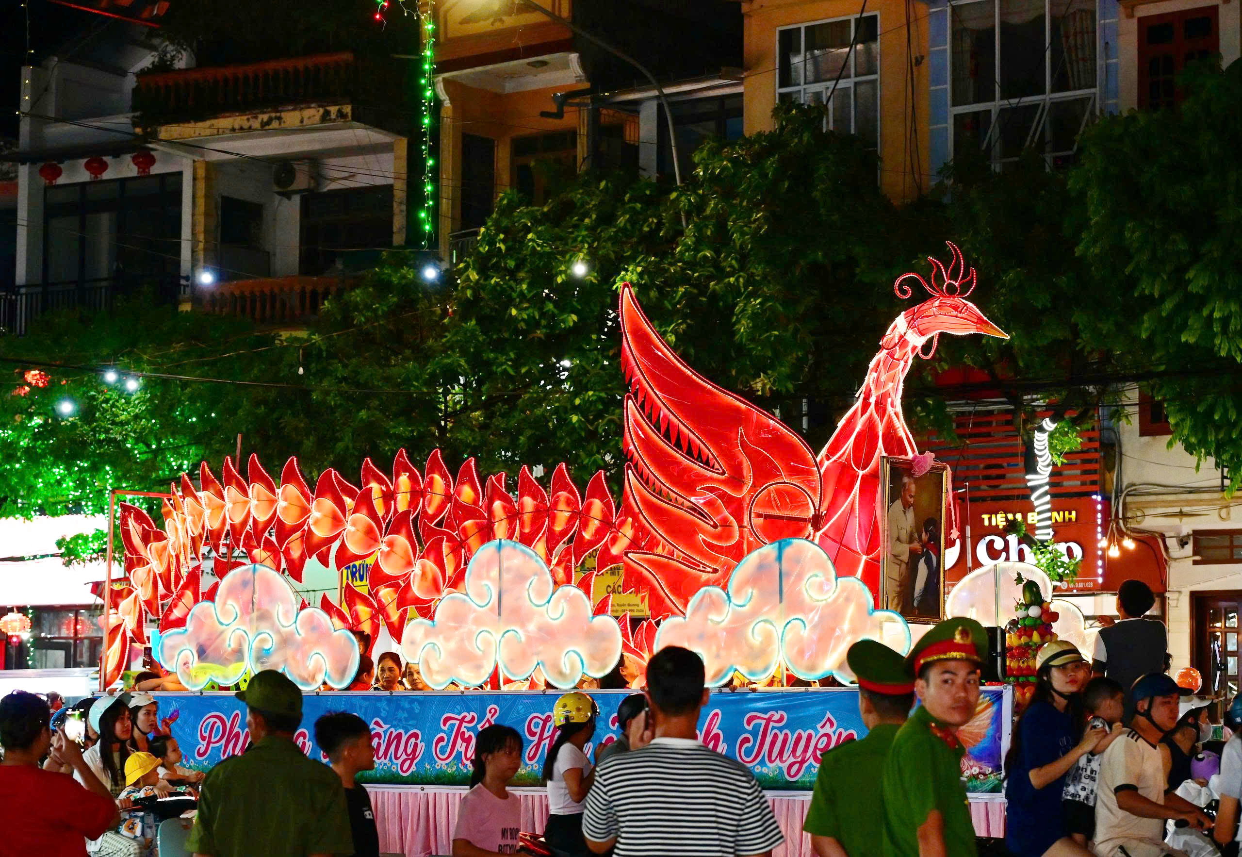 Desfile de lanternas gigantes do Festival do Meio Outono para celebrar o Dia Nacional, 2 de setembro - foto 2