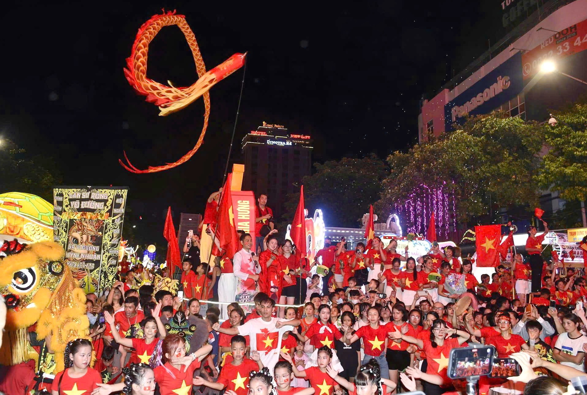Desfile de lanternas gigantes do Festival do Meio Outono para celebrar o Dia Nacional, 2 de setembro - foto 6