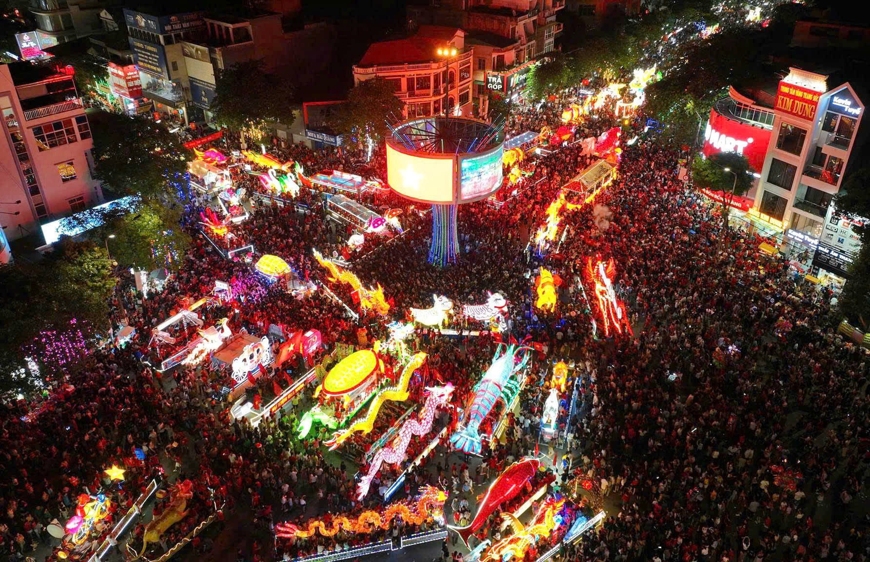 Desfile de lanternas gigantes do Festival do Meio Outono para celebrar o Dia Nacional, 2 de setembro - foto 1
