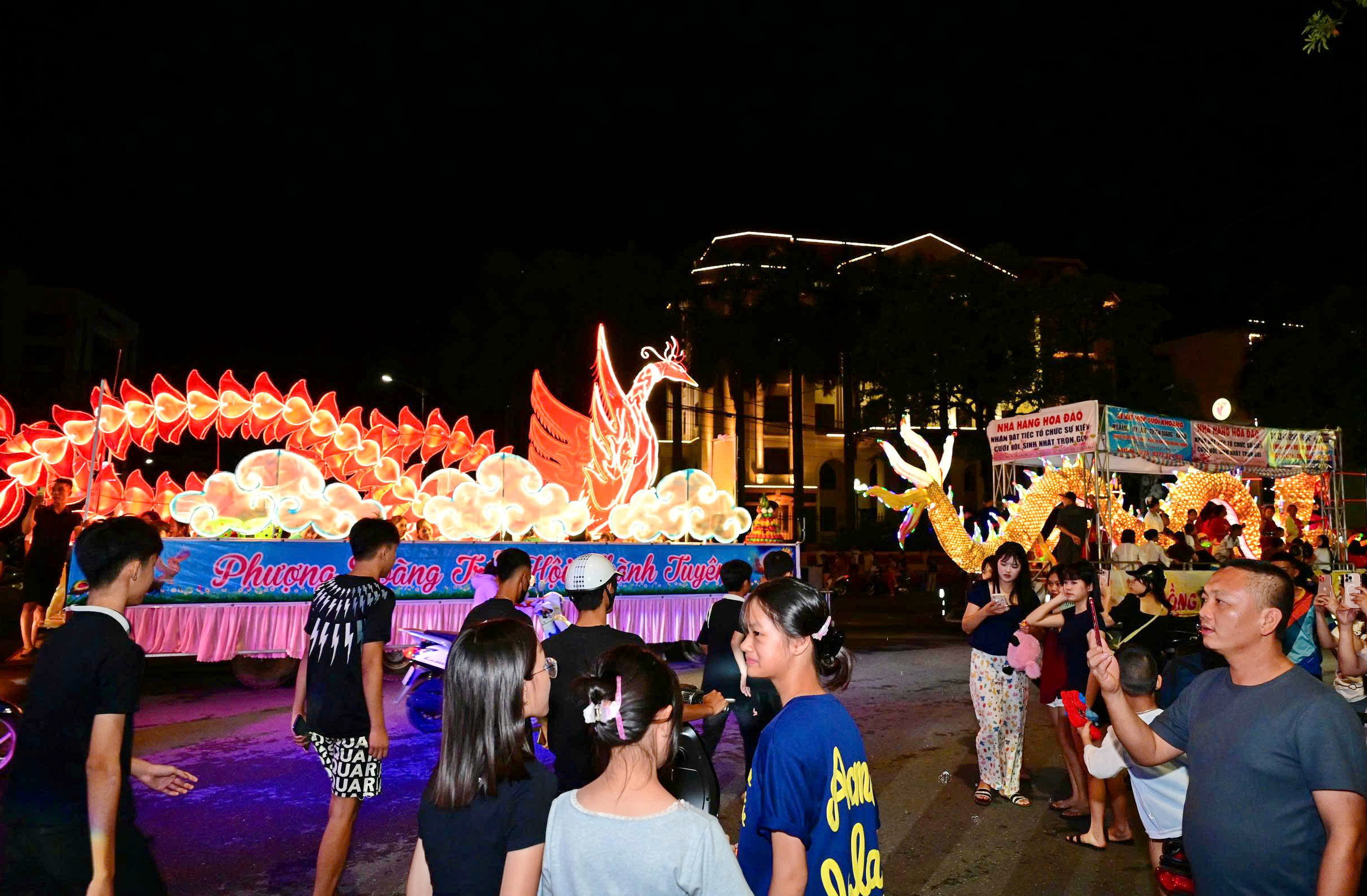 Desfile de lanternas gigantes do Festival do Meio Outono para celebrar o Dia Nacional, 2 de setembro - foto 3