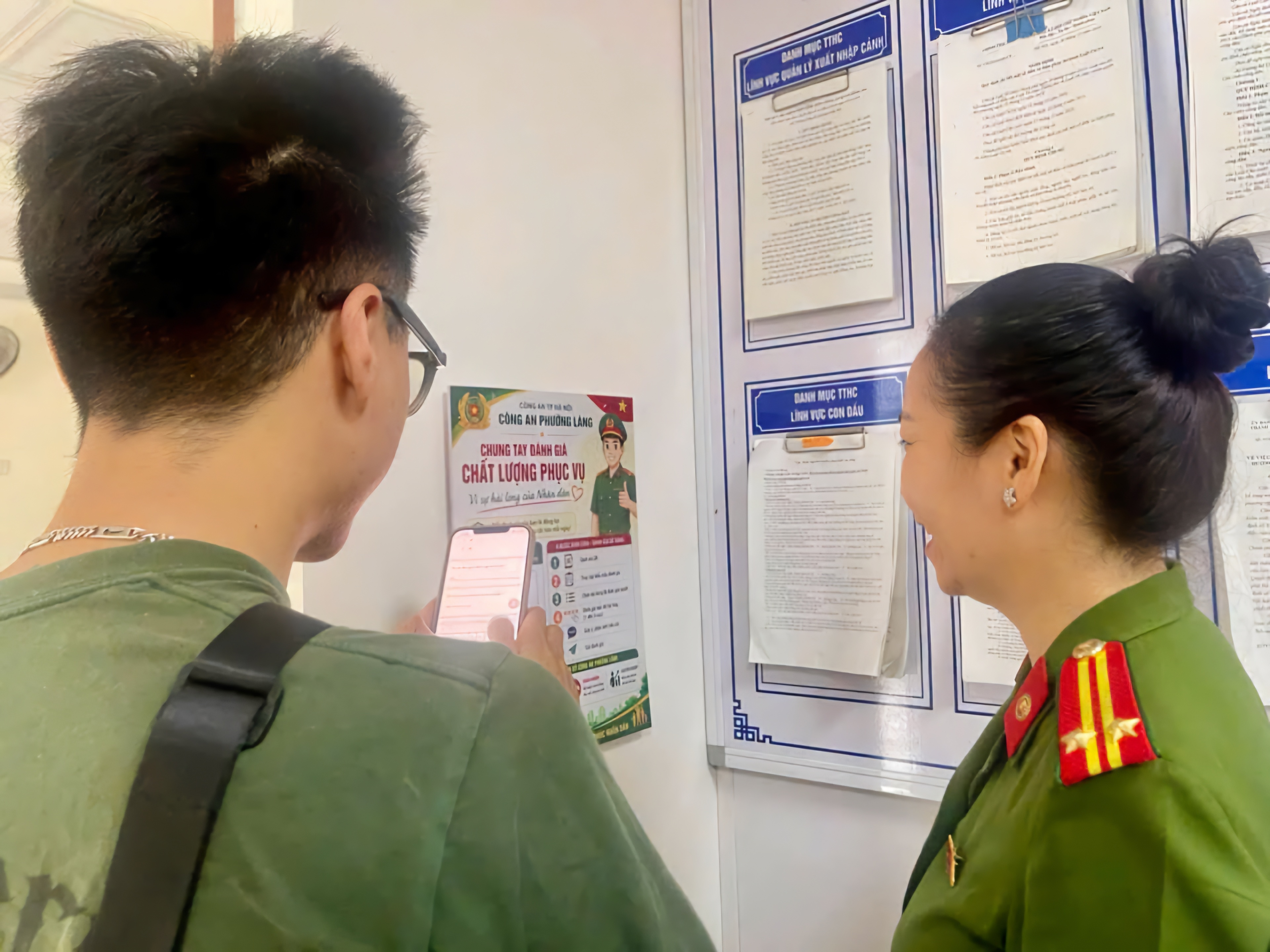 Quét mã QR chấm điểm chất lượng phục vụ của công an - ảnh 1