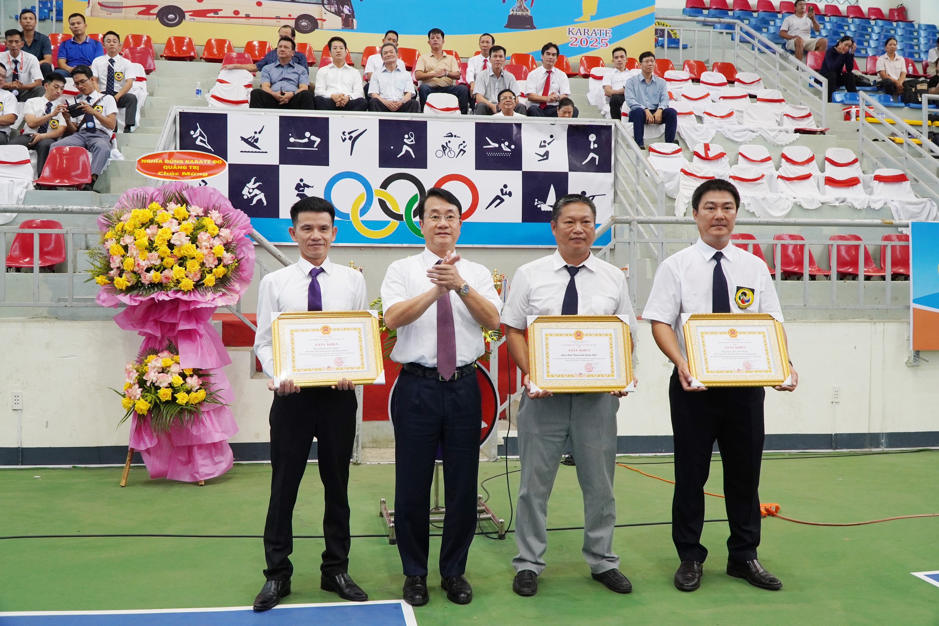 600 karatistů soutěží o 75 sad medailí - foto 2