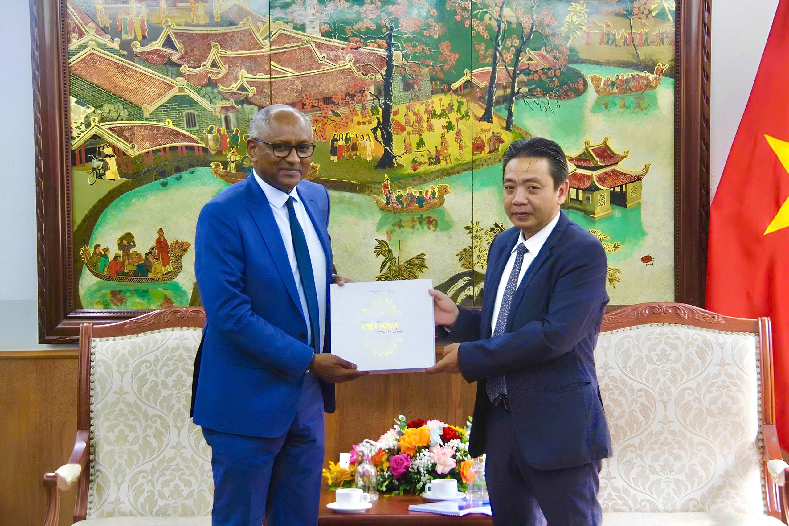 Thứ trưởng Hoàng Đạo Cương tiếp ứng cử viên Tổng Giám đốc UNESCO Firmin Edouard Matoko - ảnh 3