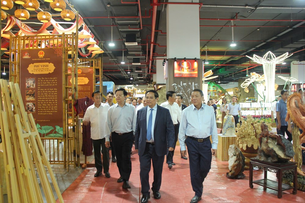 Dnes ráno, zahájení Výstavy národních úspěchů - foto 1