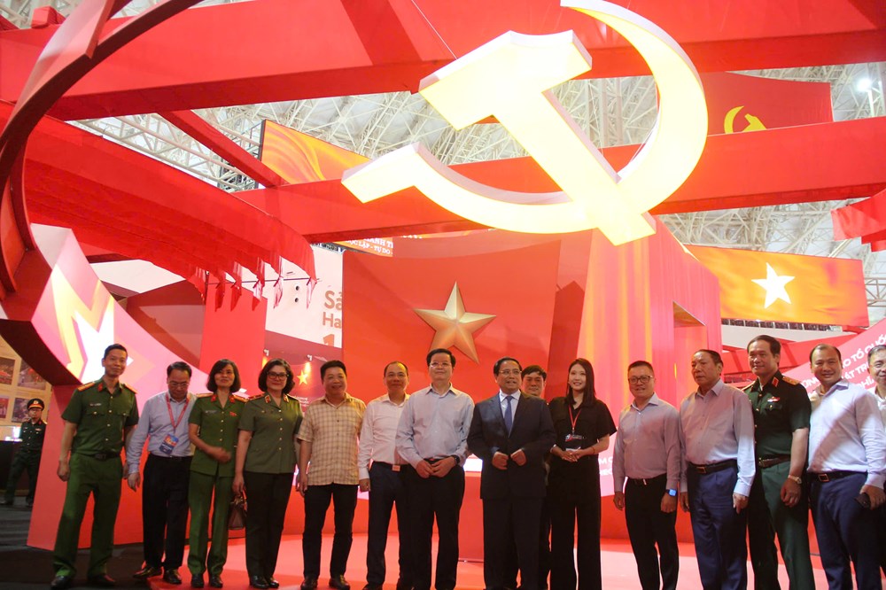 Dnes ráno, zahájení Výstavy národních úspěchů - foto 2