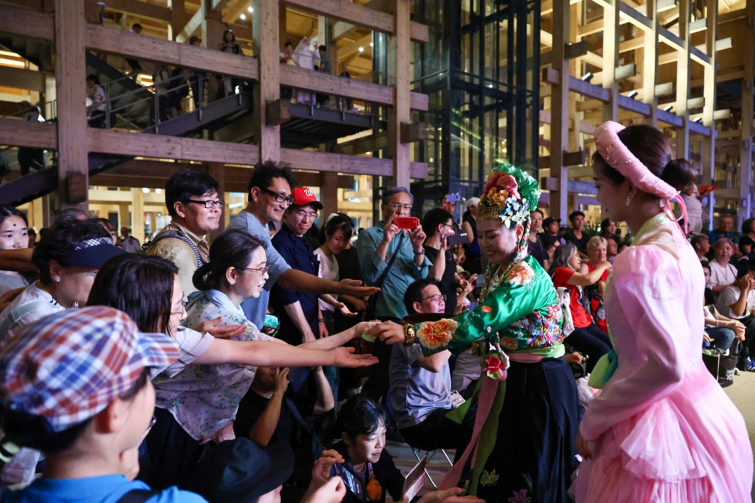 Когда искусство становится связующим «посланником» — фото 13