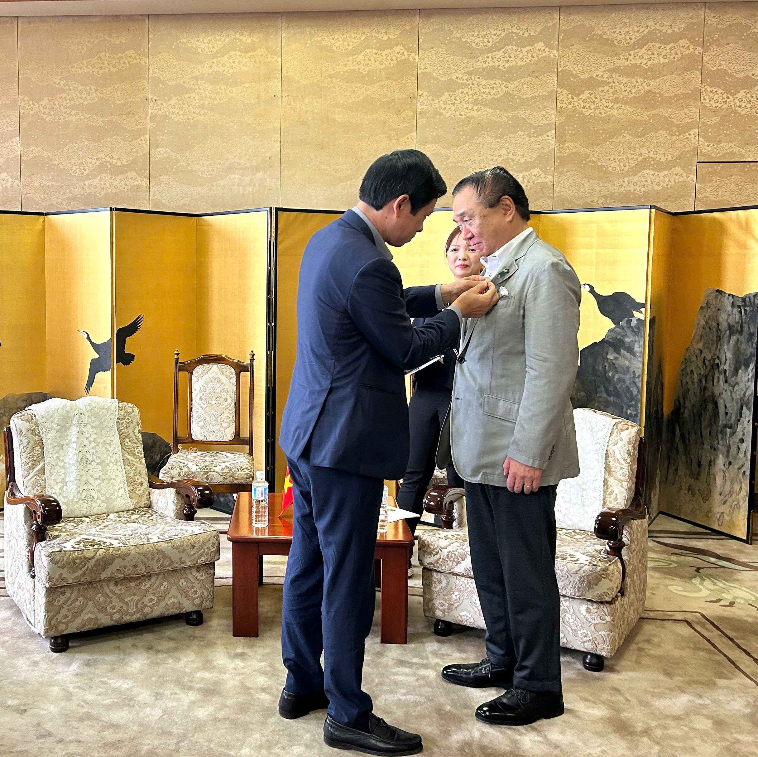 Wręczenie Medalu Pamiątkowego Gubernatorowi Prefektury Kanagawa – zdjęcie 1