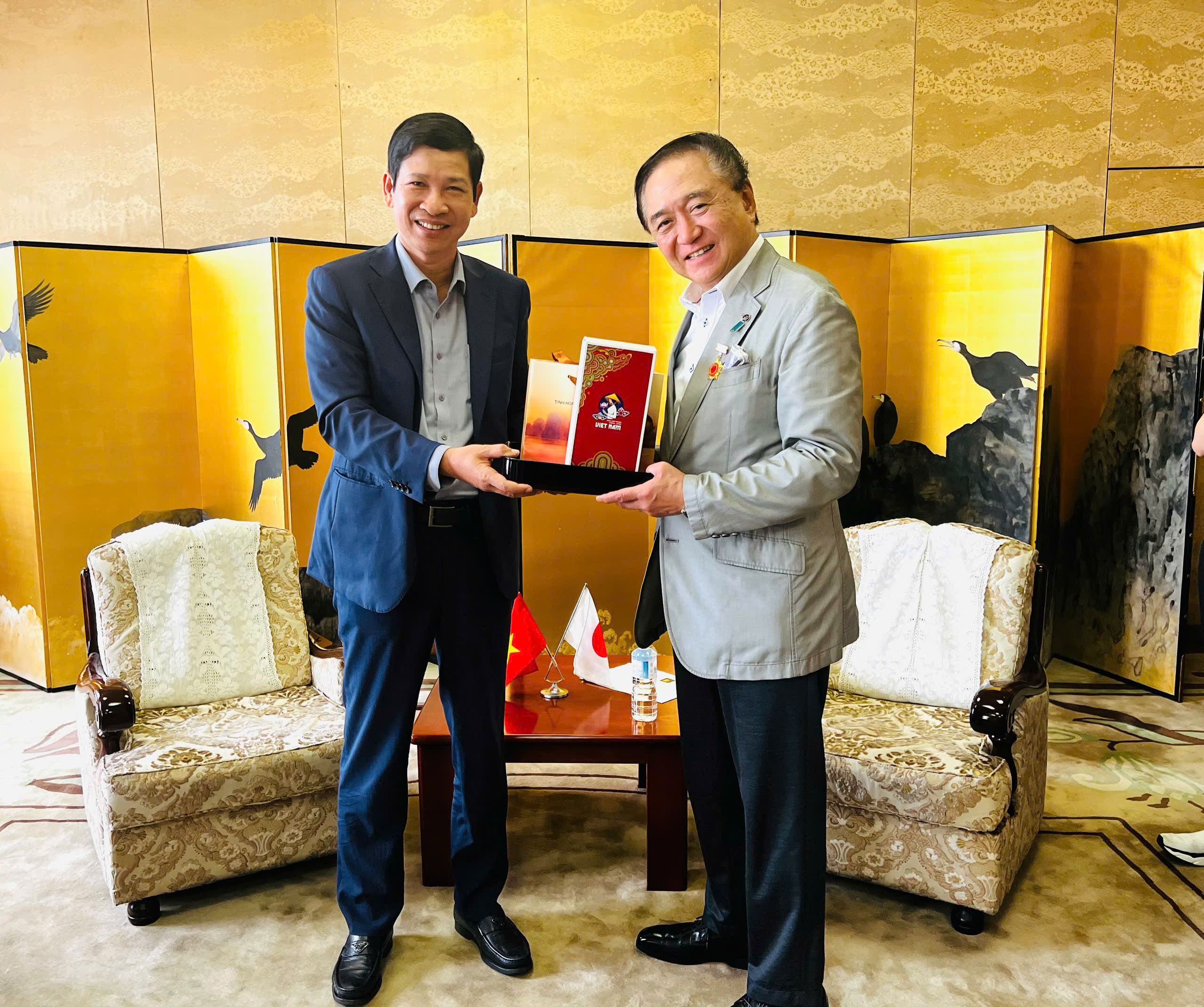 Wręczenie Medalu Pamiątkowego Gubernatorowi Prefektury Kanagawa – zdjęcie 4