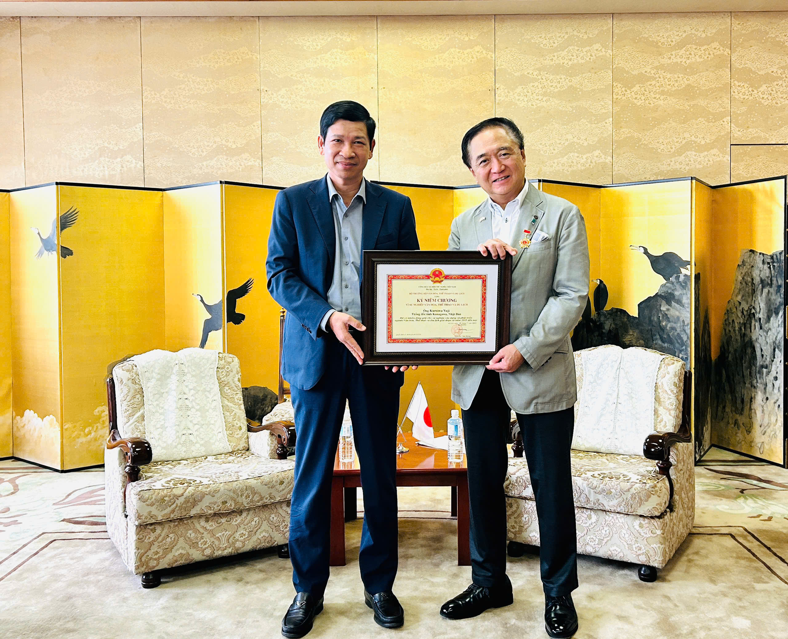 Wręczenie Medalu Pamiątkowego Gubernatorowi Prefektury Kanagawa – zdjęcie 2