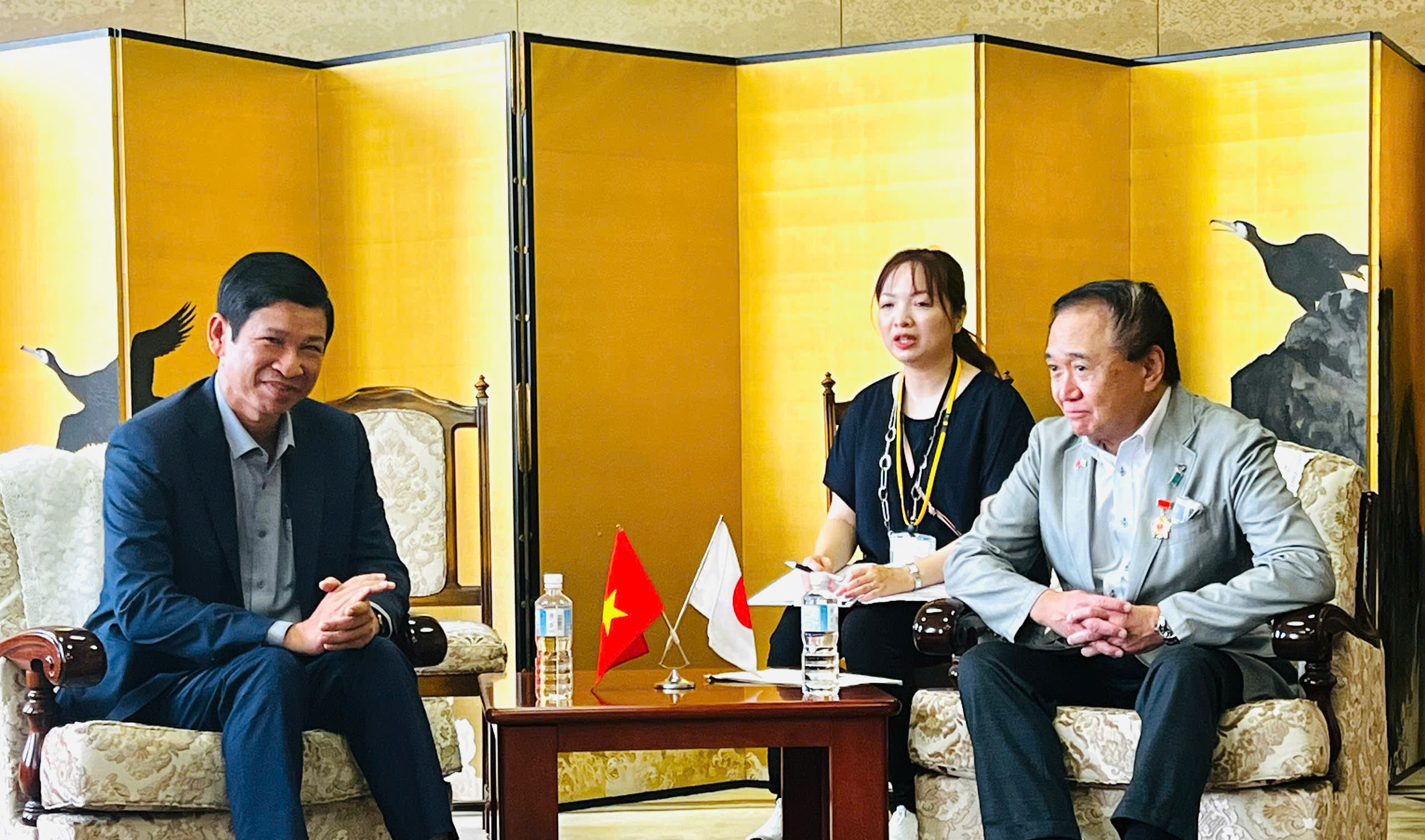 Wręczenie Medalu Pamiątkowego Gubernatorowi Prefektury Kanagawa - zdjęcie 3