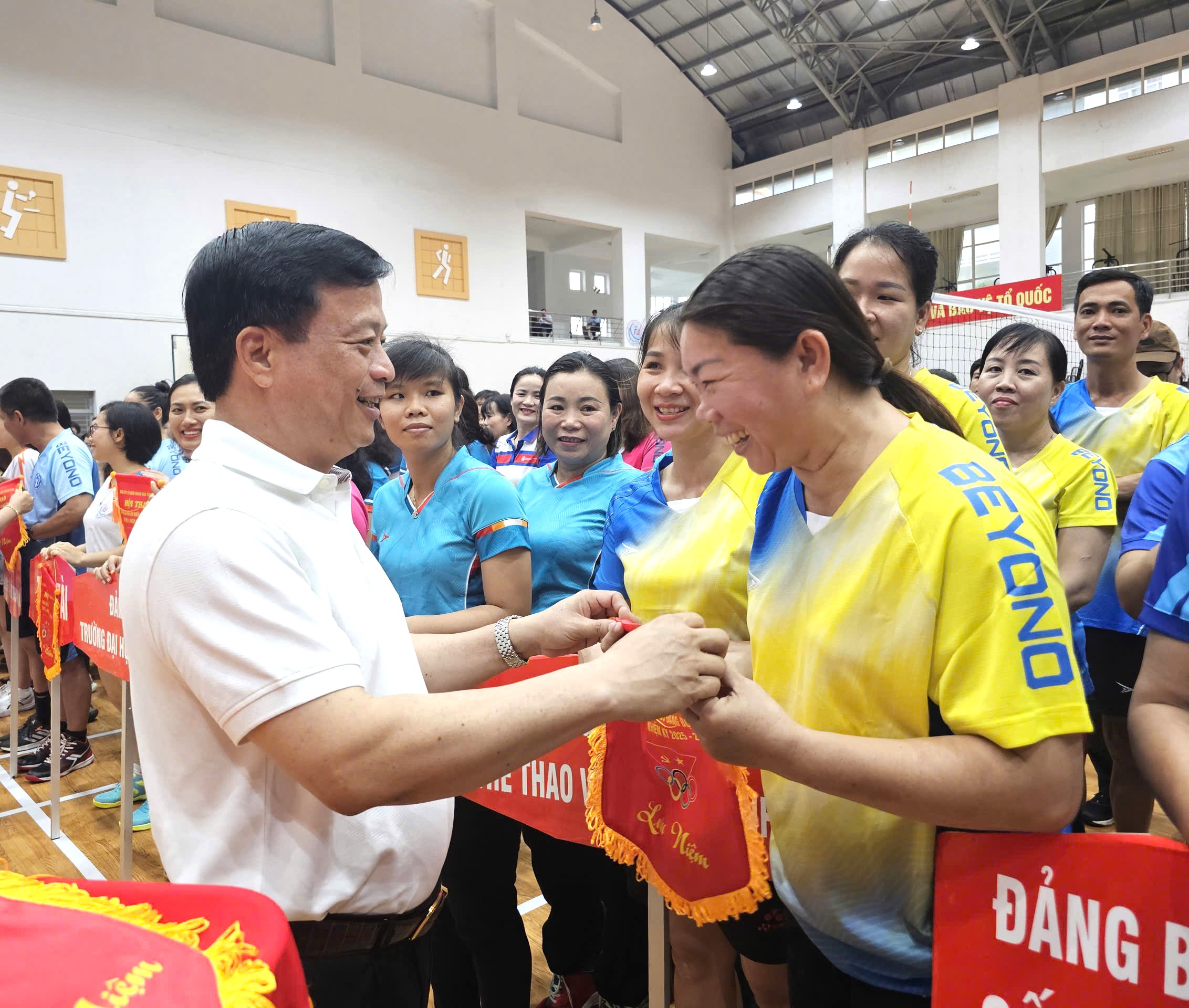 អត្តពលិកជាង១ពាន់នាក់ចូលរួមមហោស្រពកីឡាដើម្បីស្វាគមន៍មហាសន្និបាតគណៈកម្មាធិការបក្សខេត្ត Gia Lai - រូបថត ២