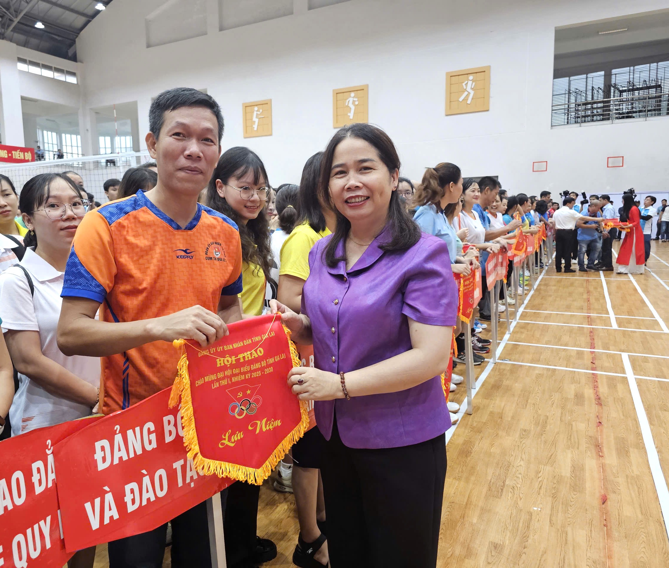 អត្តពលិកជាង១ពាន់នាក់ចូលរួមមហោស្រពកីឡាដើម្បីស្វាគមន៍មហាសន្និបាតគណៈកម្មាធិការបក្សខេត្ត Gia Lai - រូបថតទី ៣