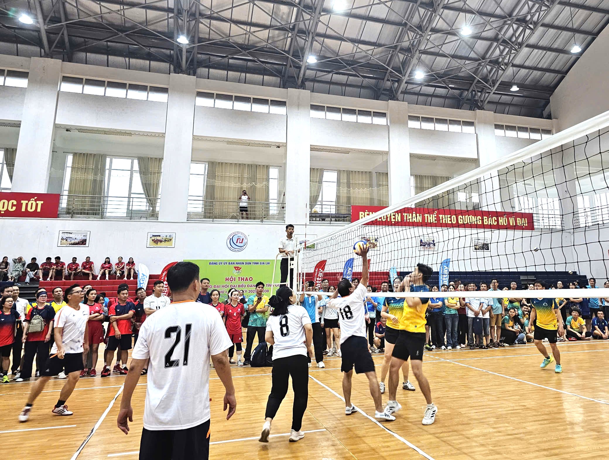 អត្តពលិកជាង១ពាន់នាក់ចូលរួមមហោស្រពកីឡាដើម្បីស្វាគមន៍មហាសន្និបាតគណៈកម្មាធិការបក្សខេត្ត Gia Lai - រូបថត ៤