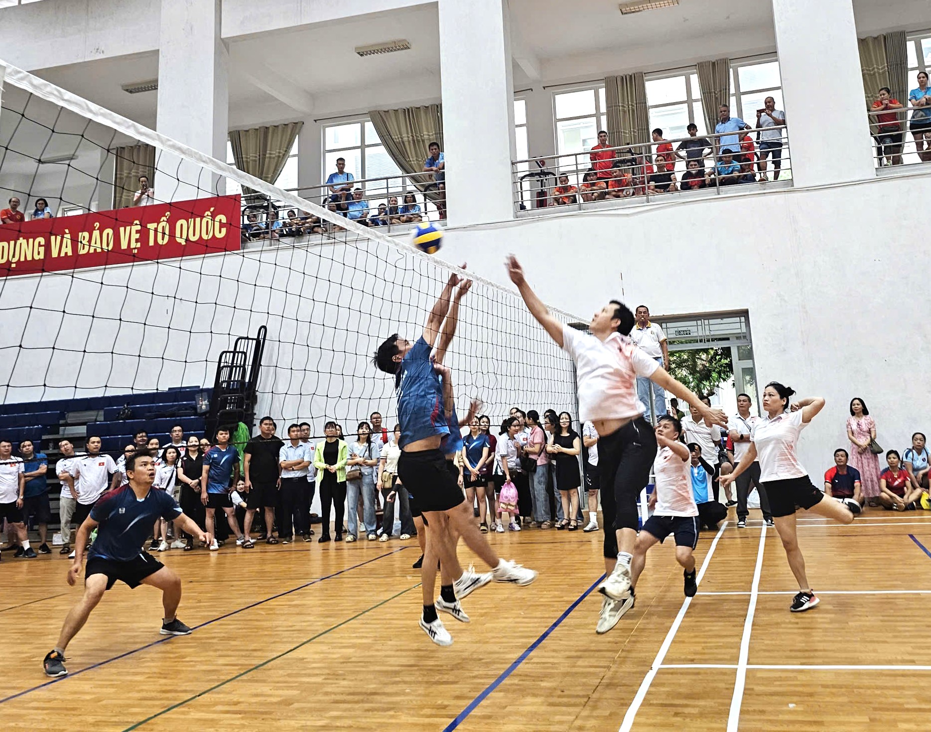 អត្តពលិកជាង១ពាន់នាក់ចូលរួមមហោស្រពកីឡាដើម្បីស្វាគមន៍មហាសន្និបាតគណៈកម្មាធិការបក្សខេត្ត Gia Lai - រូបថតទី៥