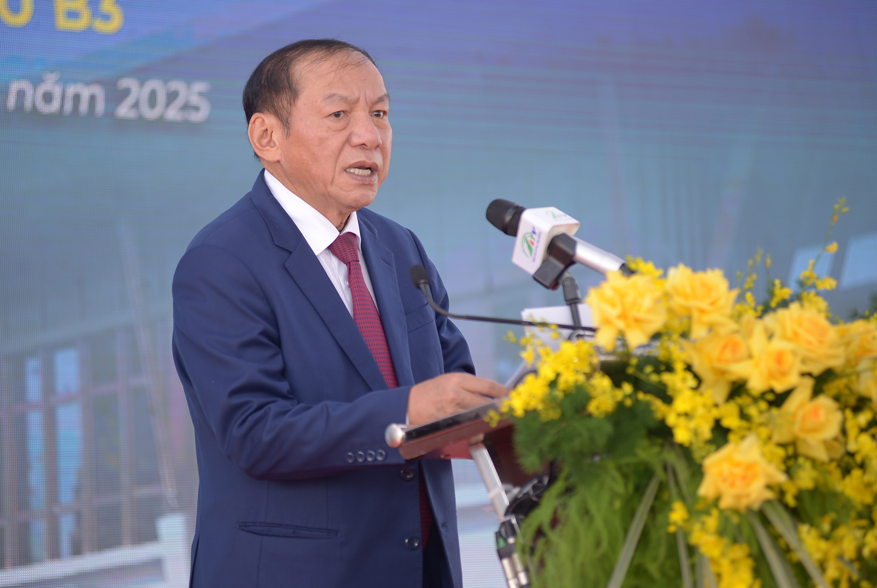 Menteri Nguyen Van Hung menghadiri upacara peletakan batu pertama Pusat Pelatihan Olahraga Nasional di Dalat - foto 4